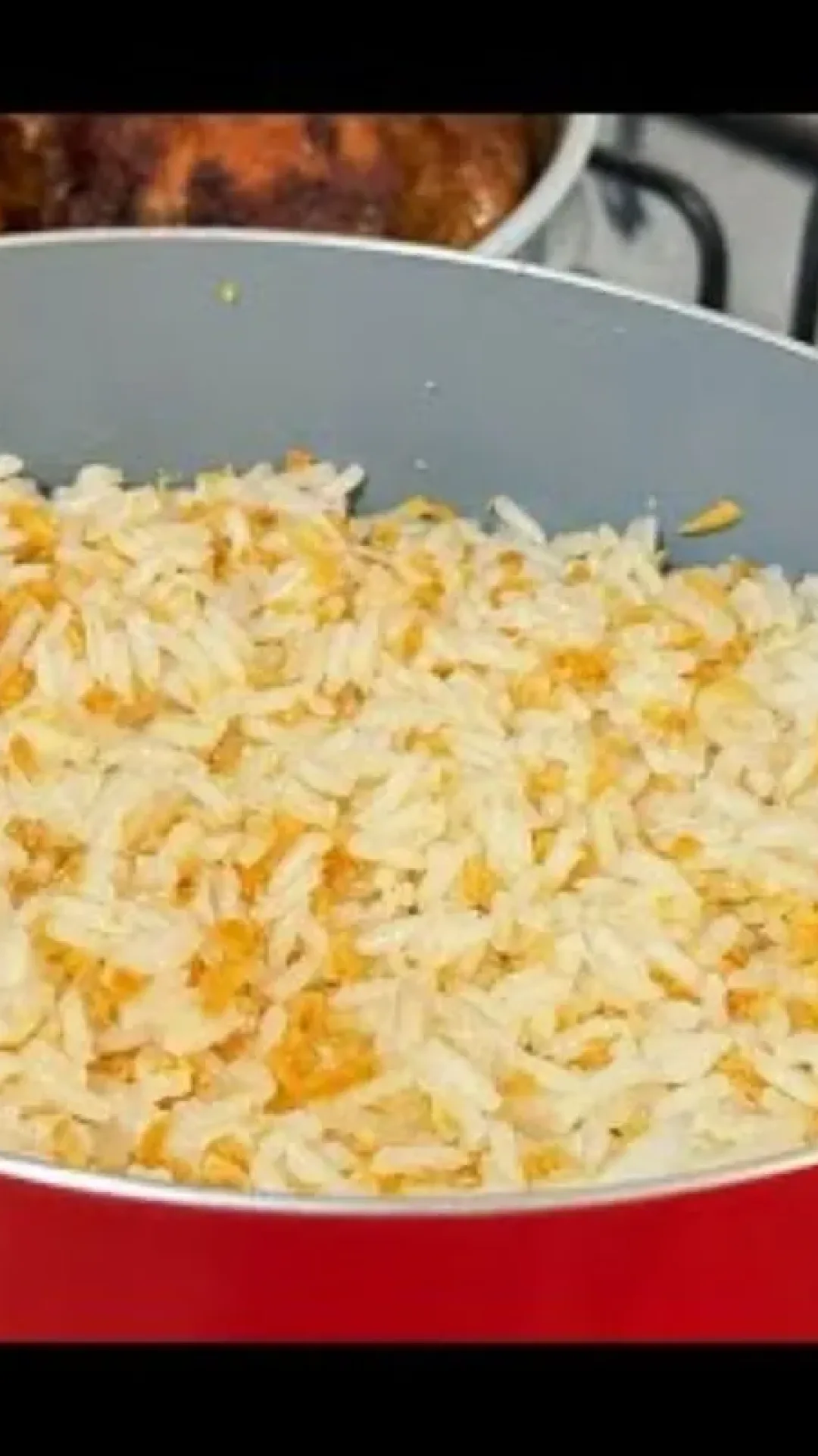 Arroz frito com alho bem soltinho e aromático para você dar um toque de restaurante naquela sobra de arroz de um jeito muito fácil