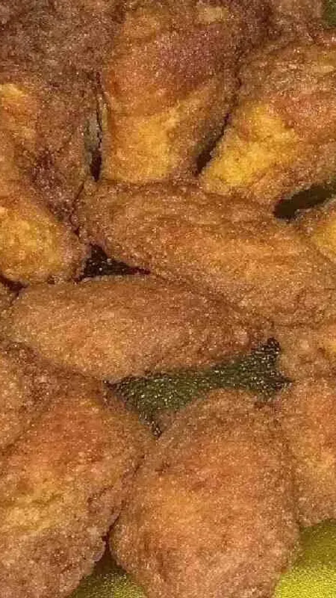 Asinha de frango crocante com um segredo especial na hora de fritar