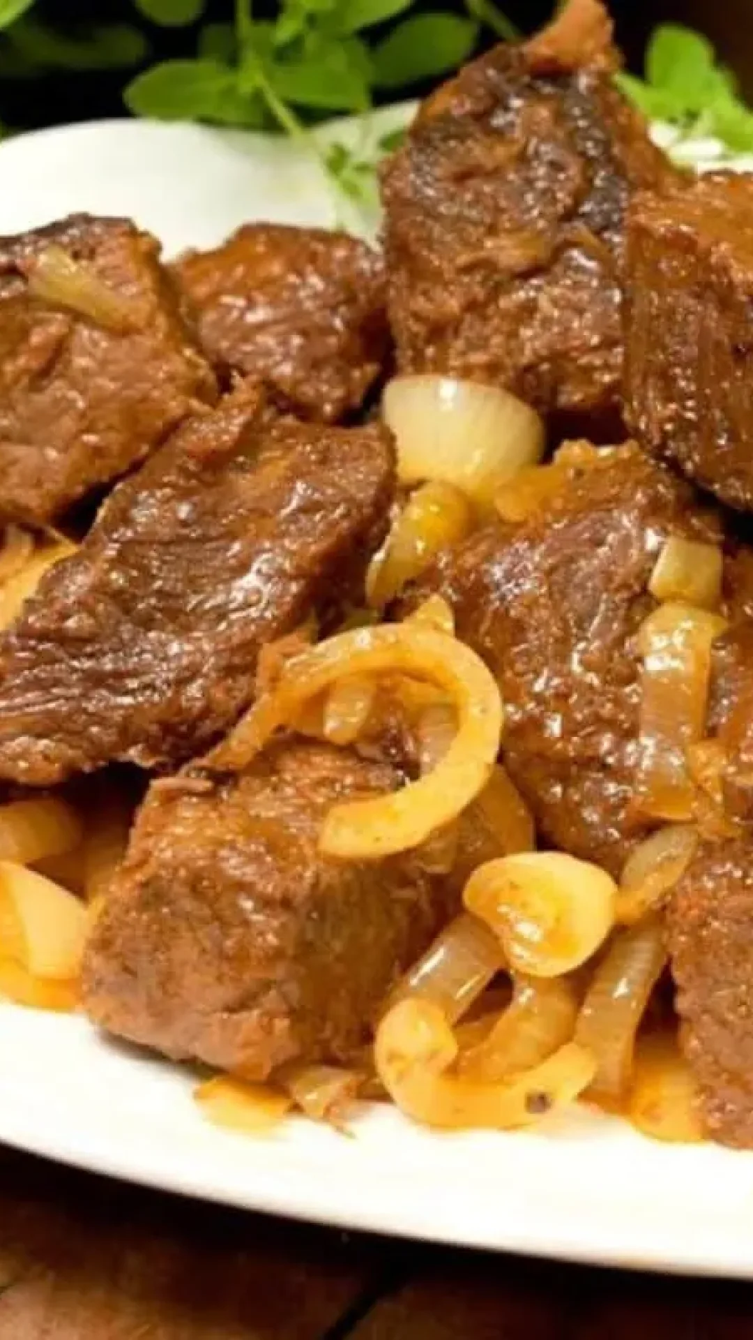 Assado de panela suculento com sabor de domingo para o almoço da família