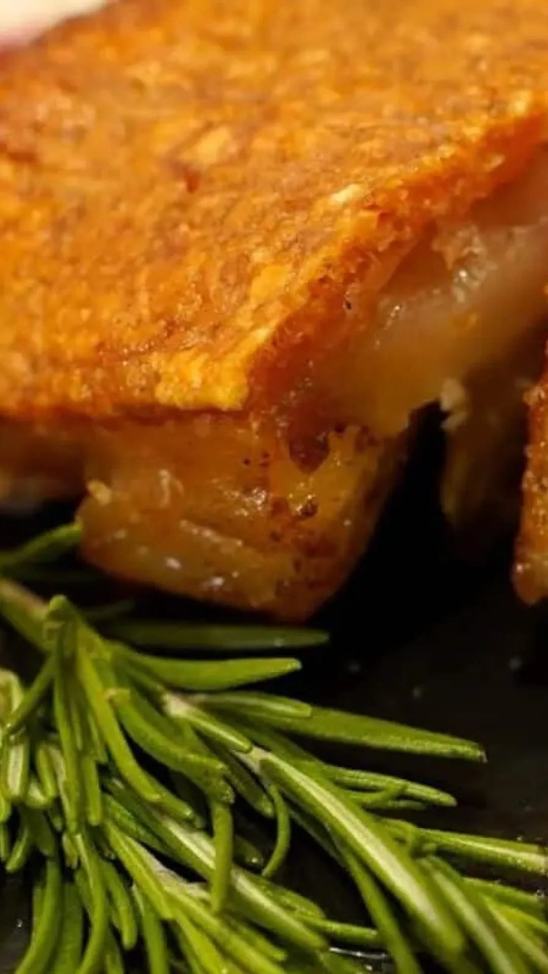 Barriga à pururuca no forno crocante que não fica encharcada de gordura