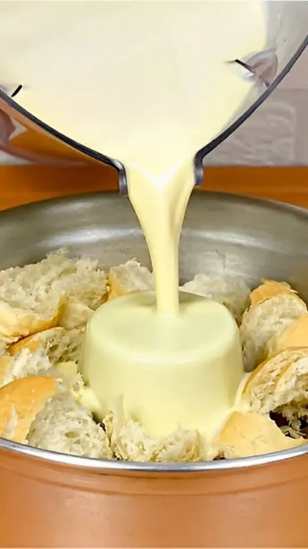 Bata no liquidificador pão amanhecido com esses ingredientes e faça um delicioso pudim de pão
