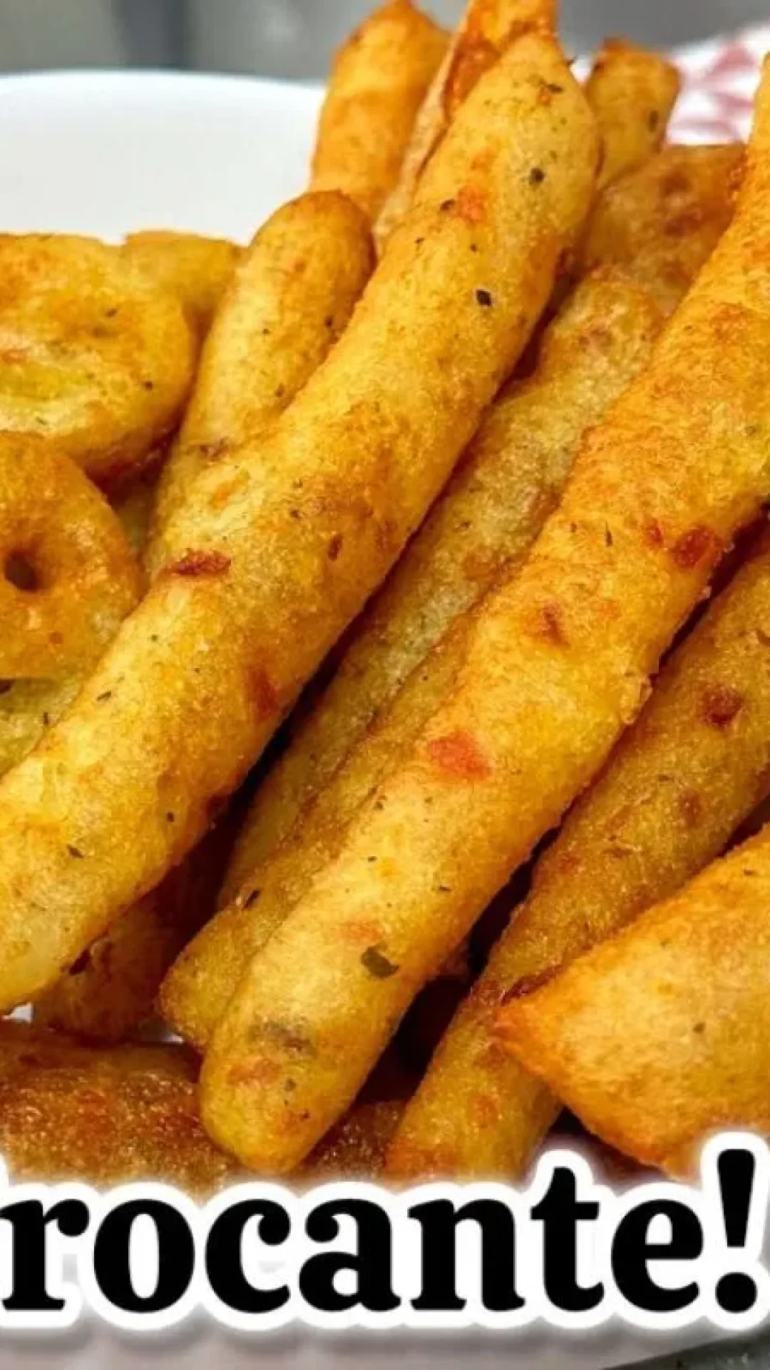 Batata frita, um acompanhamento que fica sequinho, crocante e delicioso, feito de um jeito diferente