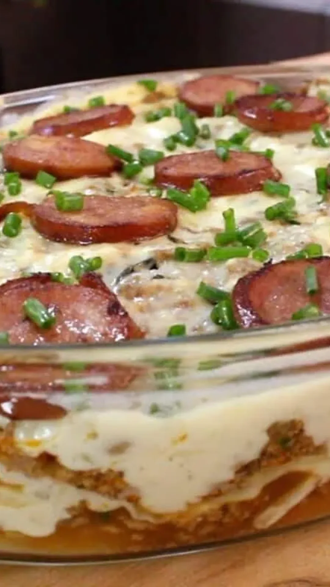 Batata recheada de forno gratinada e suculenta para servir como um acompanhamento irresistível ou prato principal