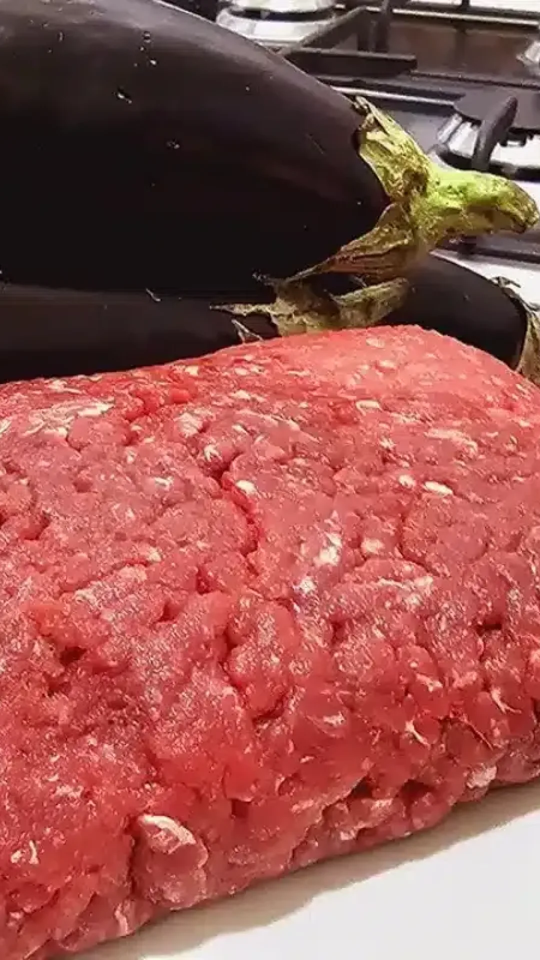 Berinjela com carne moída pronta em só 5 minutos para resolver seu almoço de Natal