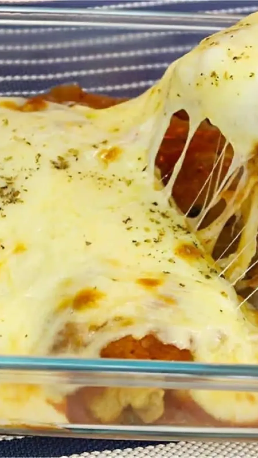 Bife à parmegiana com presunto e queijo delicioso e perfeito para o almoço em família