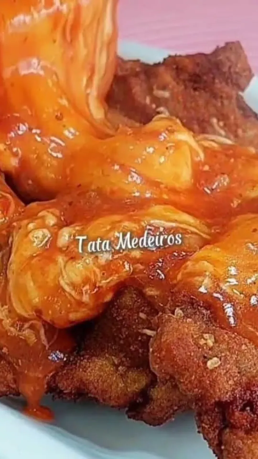 Bife à parmegiana fácil no forno com queijo gratinado e molho caseiro