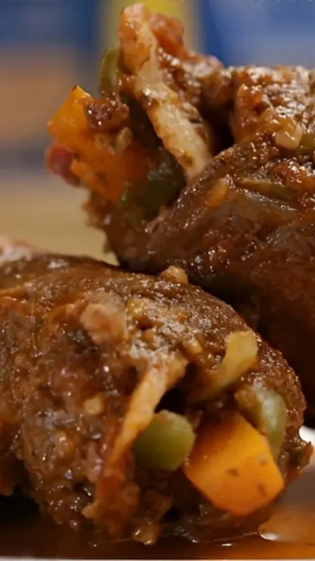 Bife à rolê feito com coxão mole na panela de pressão um prato barato e delicioso