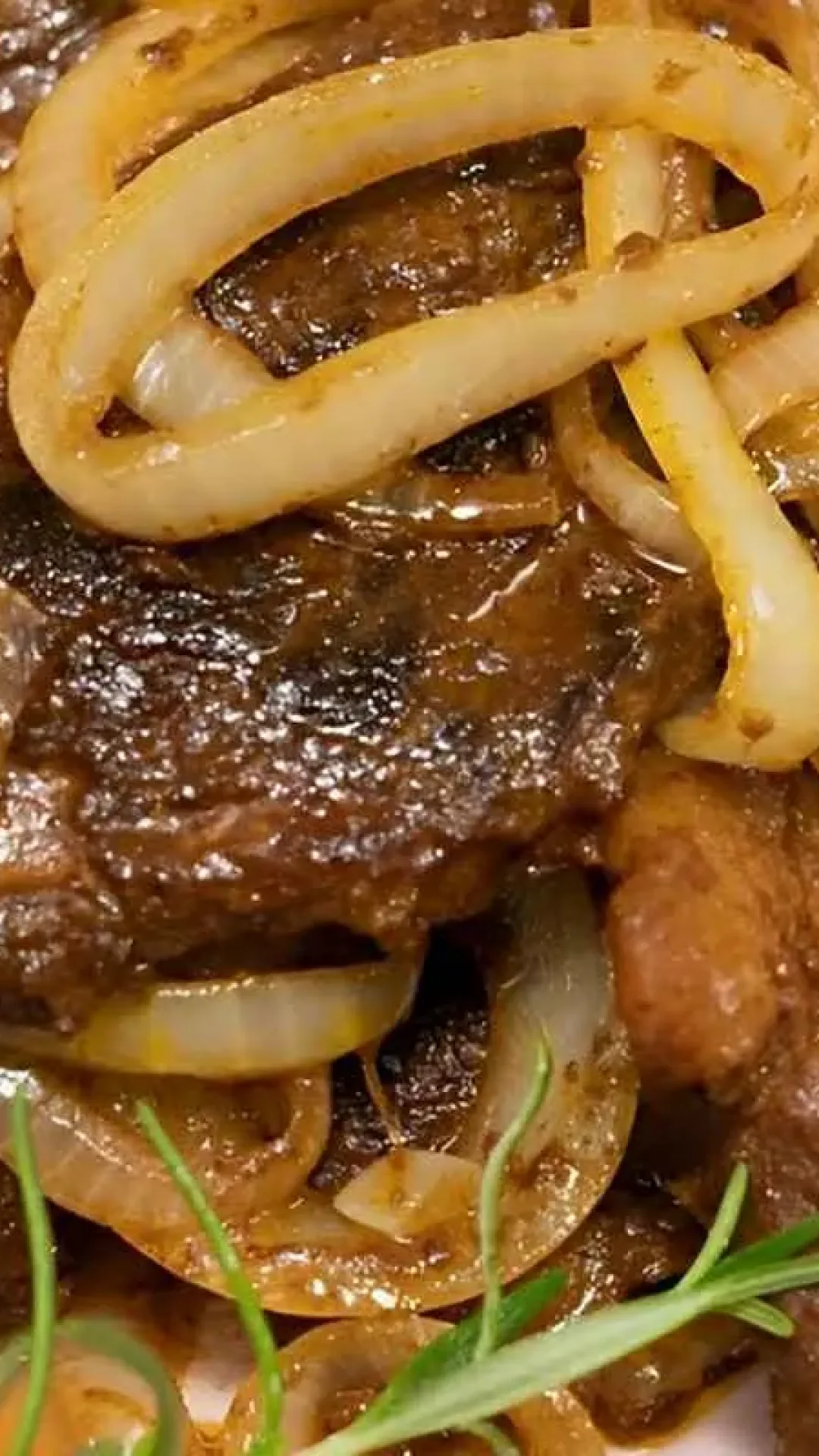 Bife acebolado na panela de pressão bem macio e saboroso