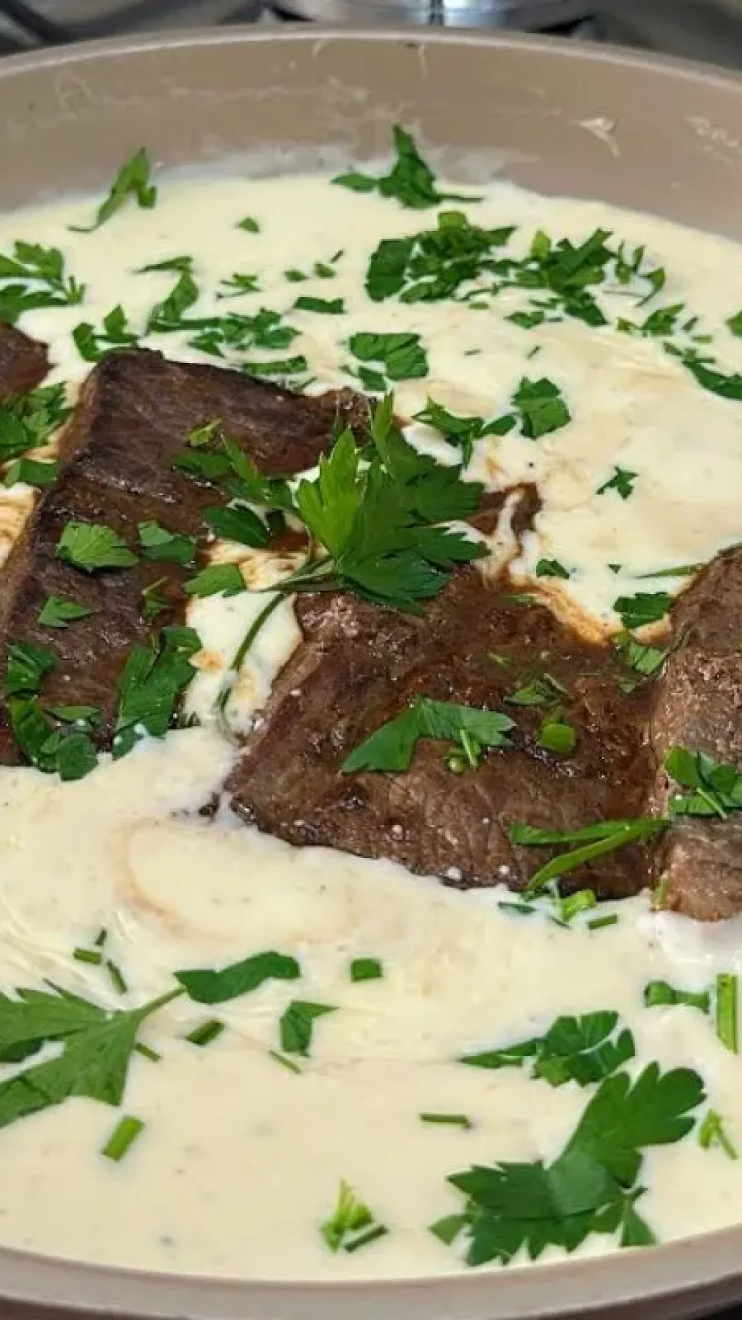 Bife ao molho cremoso de queijo, receita prática para variar o cardápio do dia a dia
