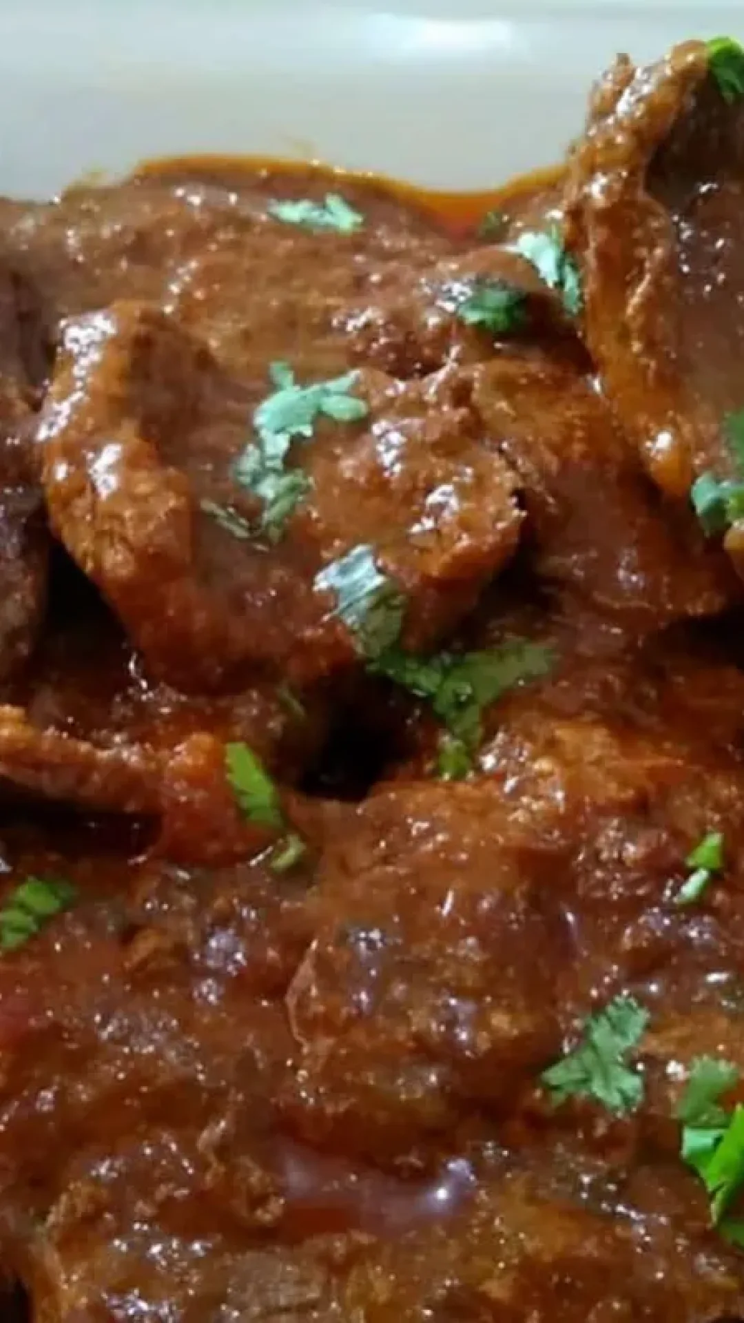 Bife ao molho feito na panela de pressão suculento e saboroso para o seu almoço ou jantar