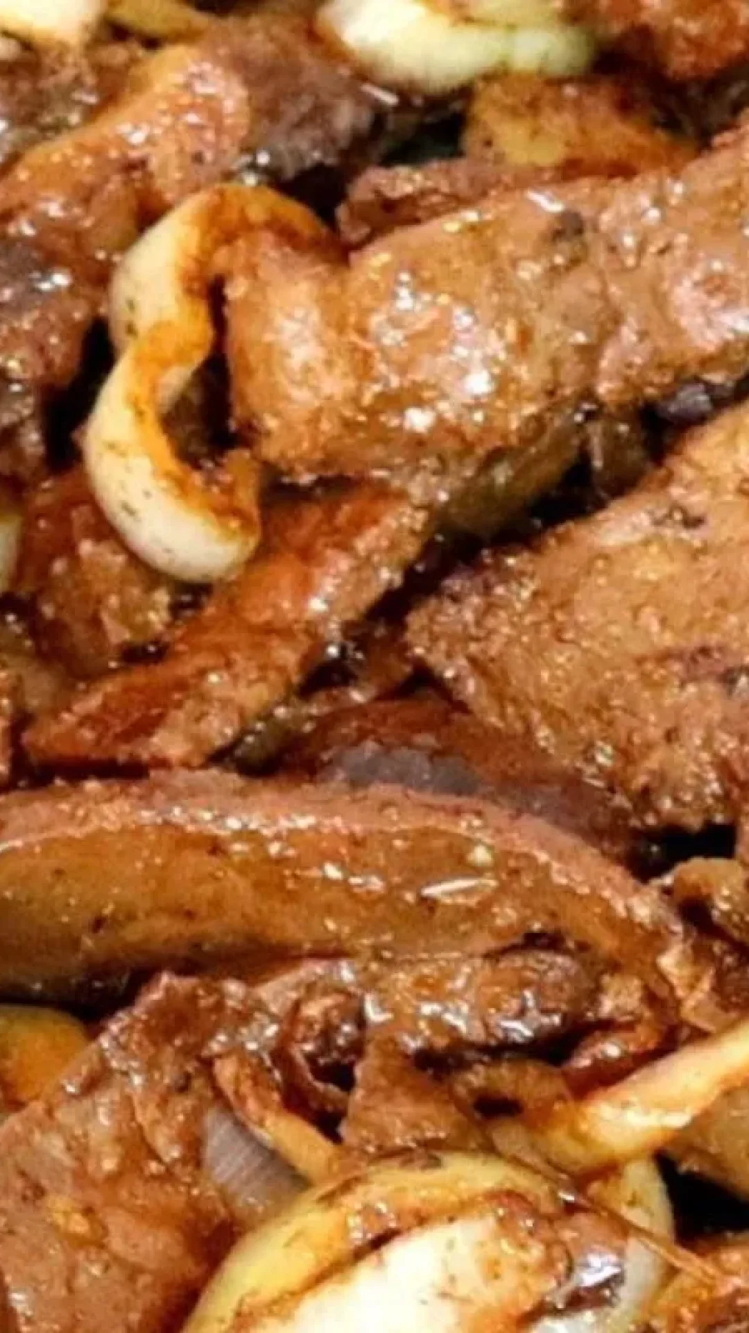 Bife de fígado acebolado macio e temperado do jeito certo e que fica uma delícia