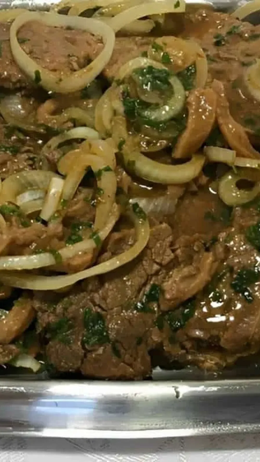 Bife de panela com cebola macio e suculento perfeito para o almoço ou jantar