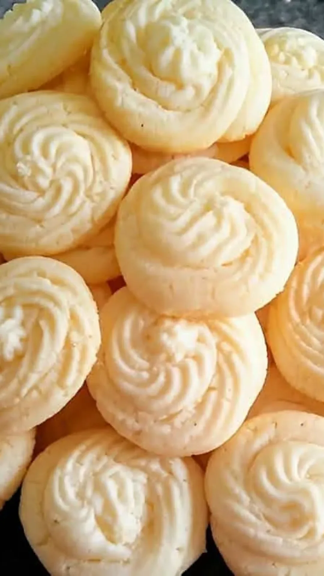 Biscoitinho amanteigado caseiro que desmancha na boca é só misturar os ingredientes modelar e assar