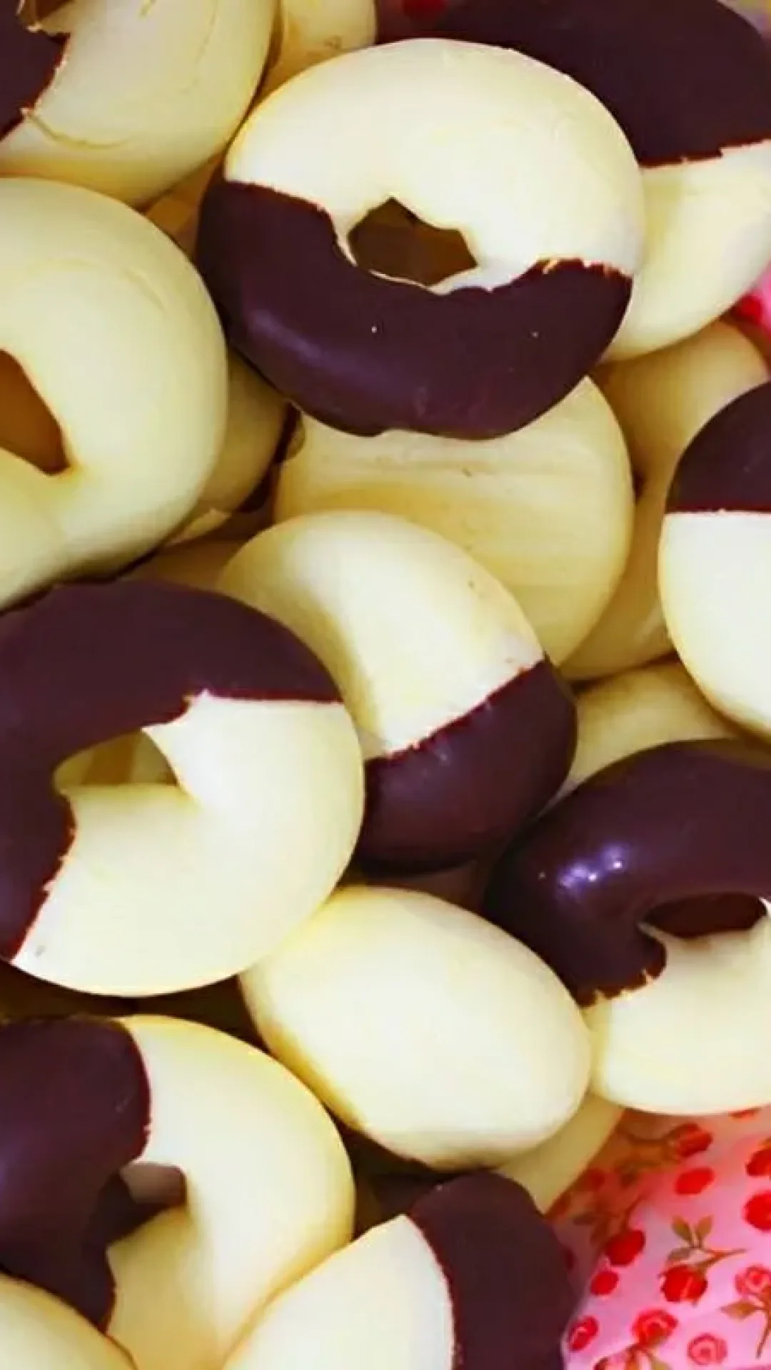 Biscoitinho de leite condensado com chocolate simples fácil e delicioso para servir com chá ou café
