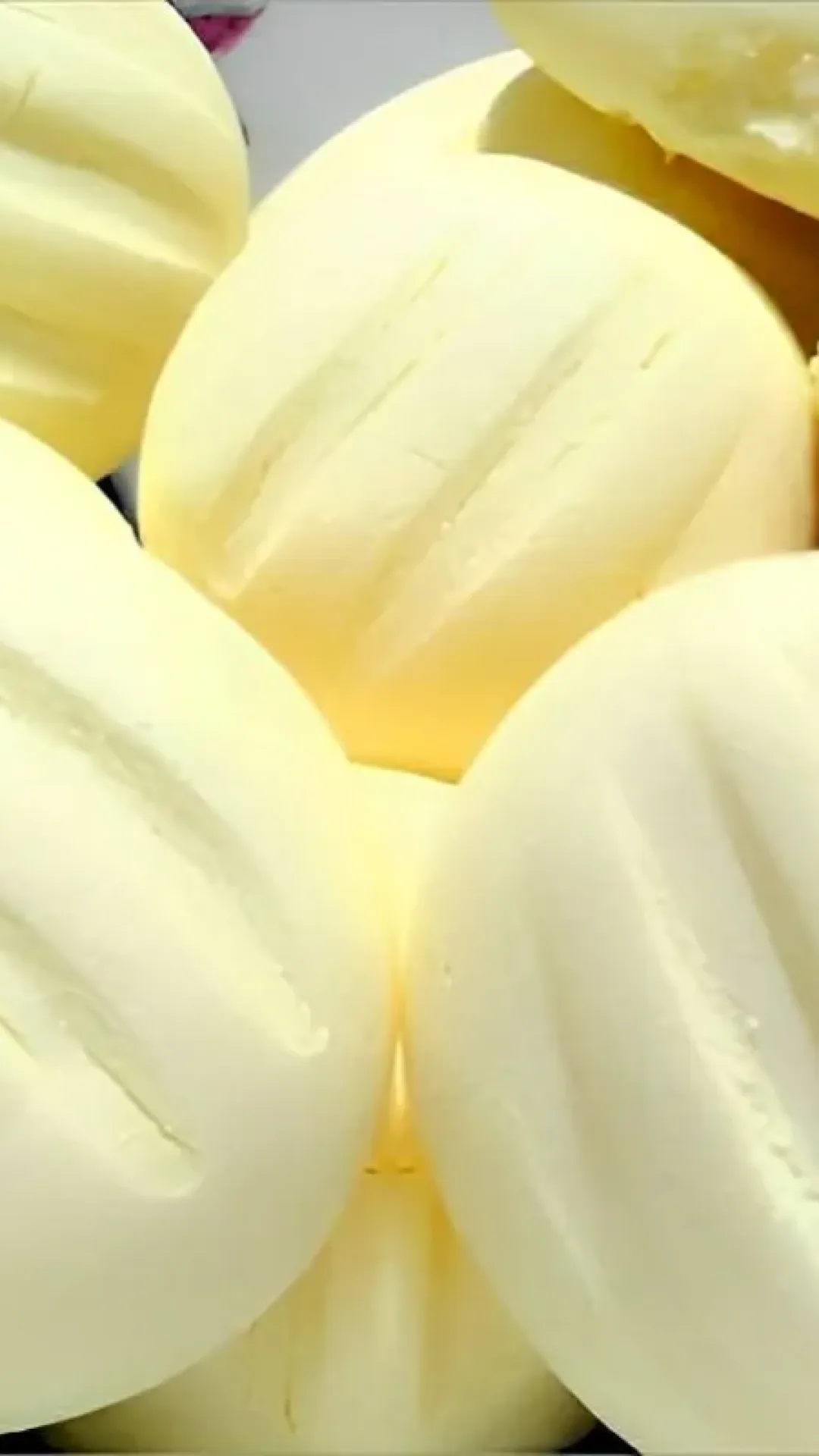 Biscoitinho de leite condensado com maisena fácil é só misturar os ingredientes modelar e assar