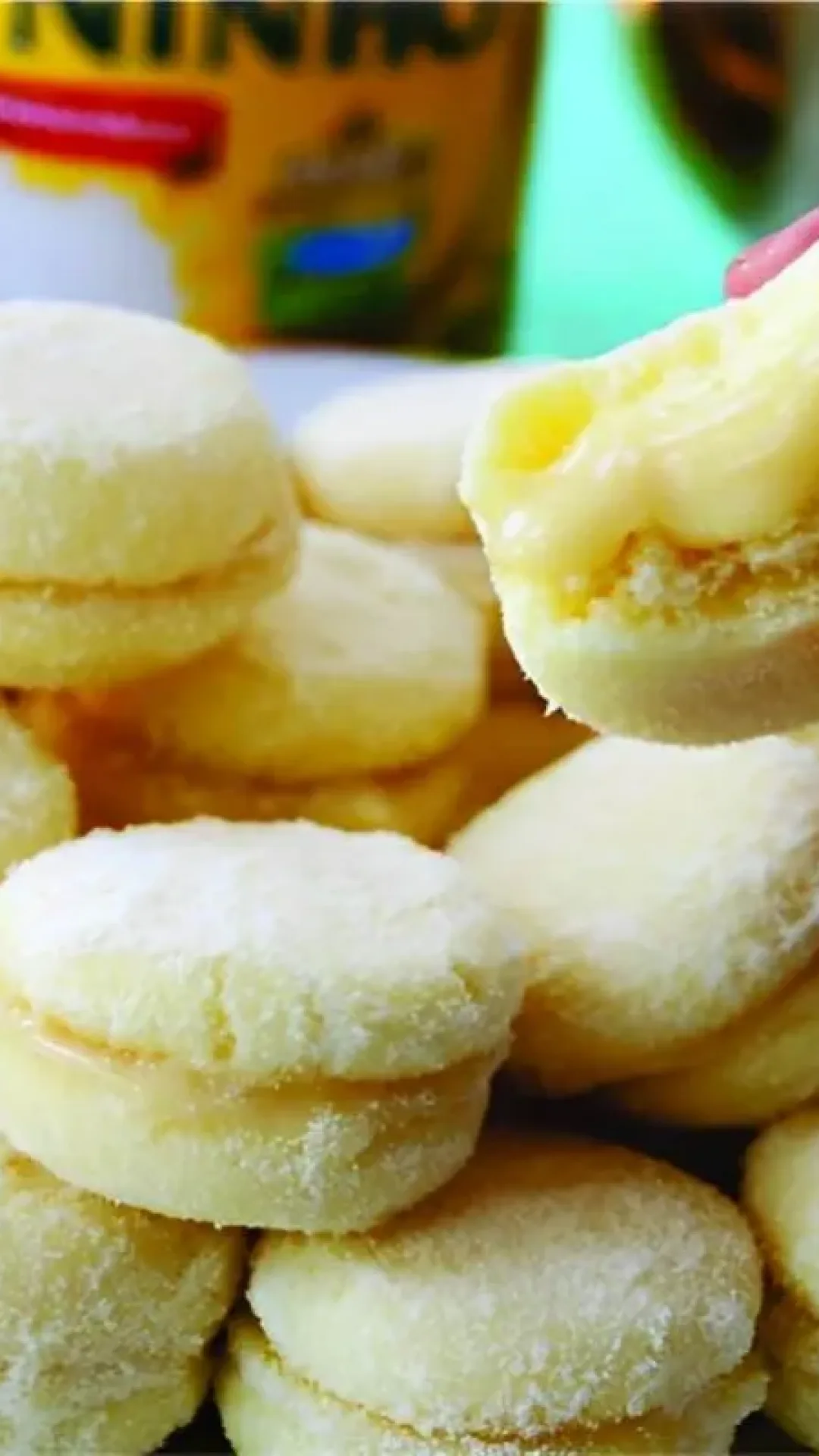 Biscoitinho de leite ninho delicioso feito com leite ninho na massa no recheio e na cobertura