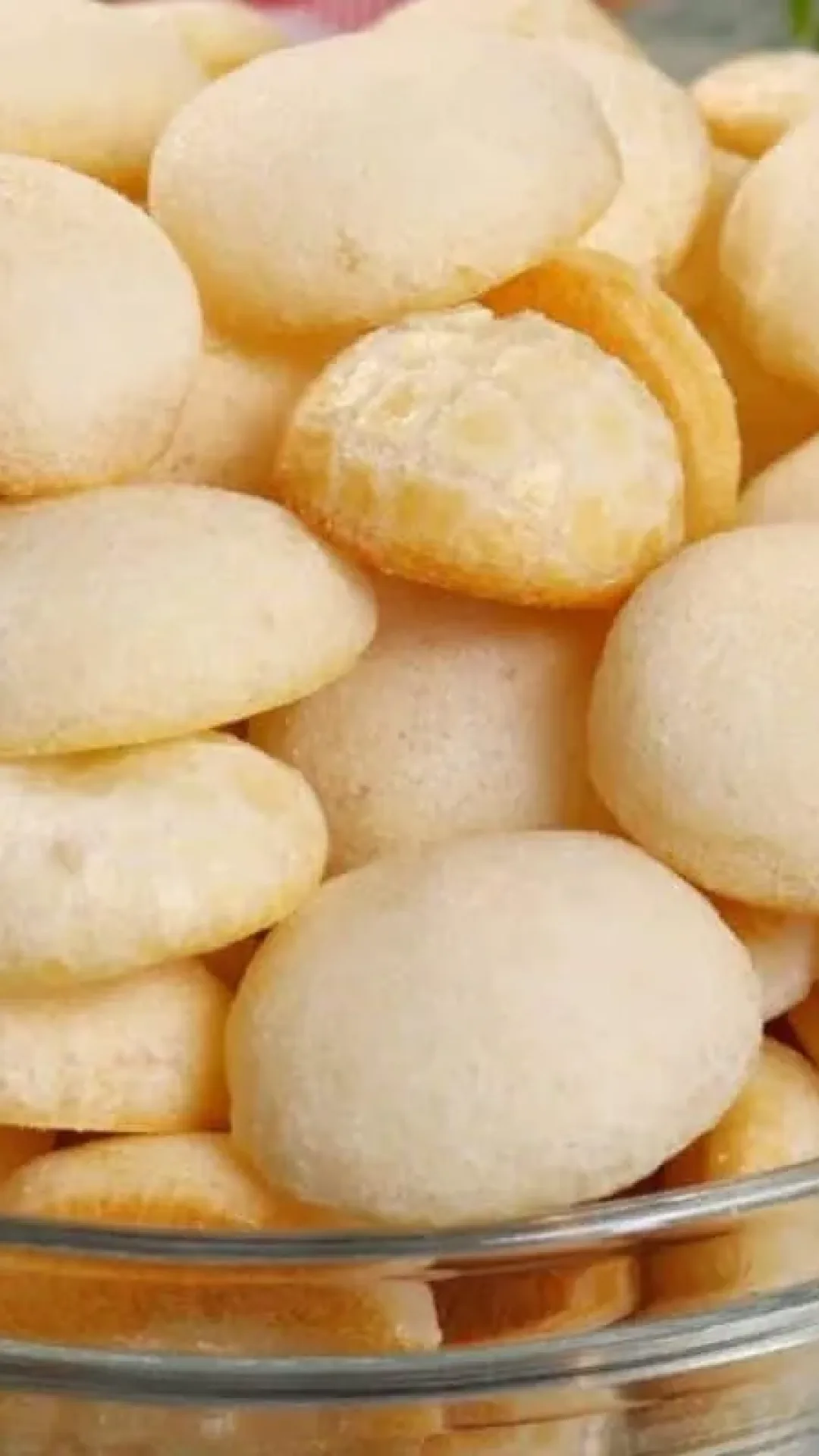 Biscoitinho de polvilho crocante e sequinho que você não vai querer parar de comer