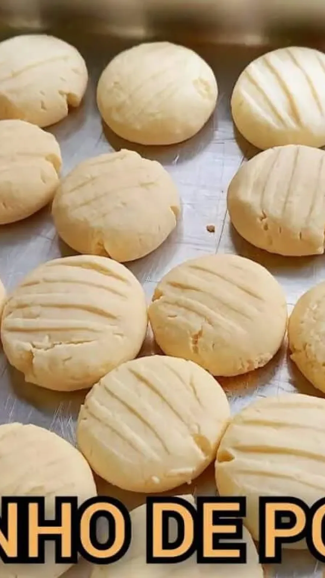 Biscoitinho de polvilho doce sequinho por fora e que derrete na boca, perfeito para o lanche