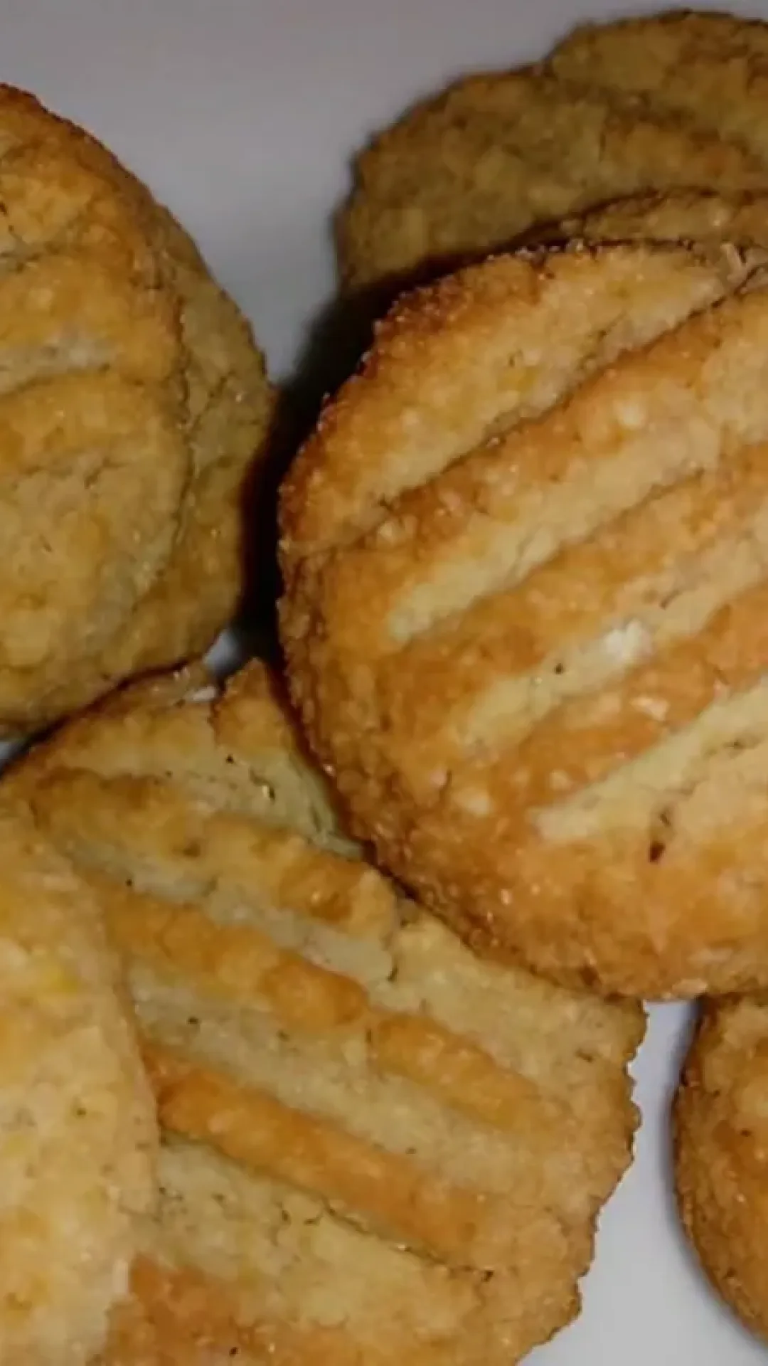 Biscoitinho low carb de amendoim com coco o lanchinho perfeito para qualquer hora do dia