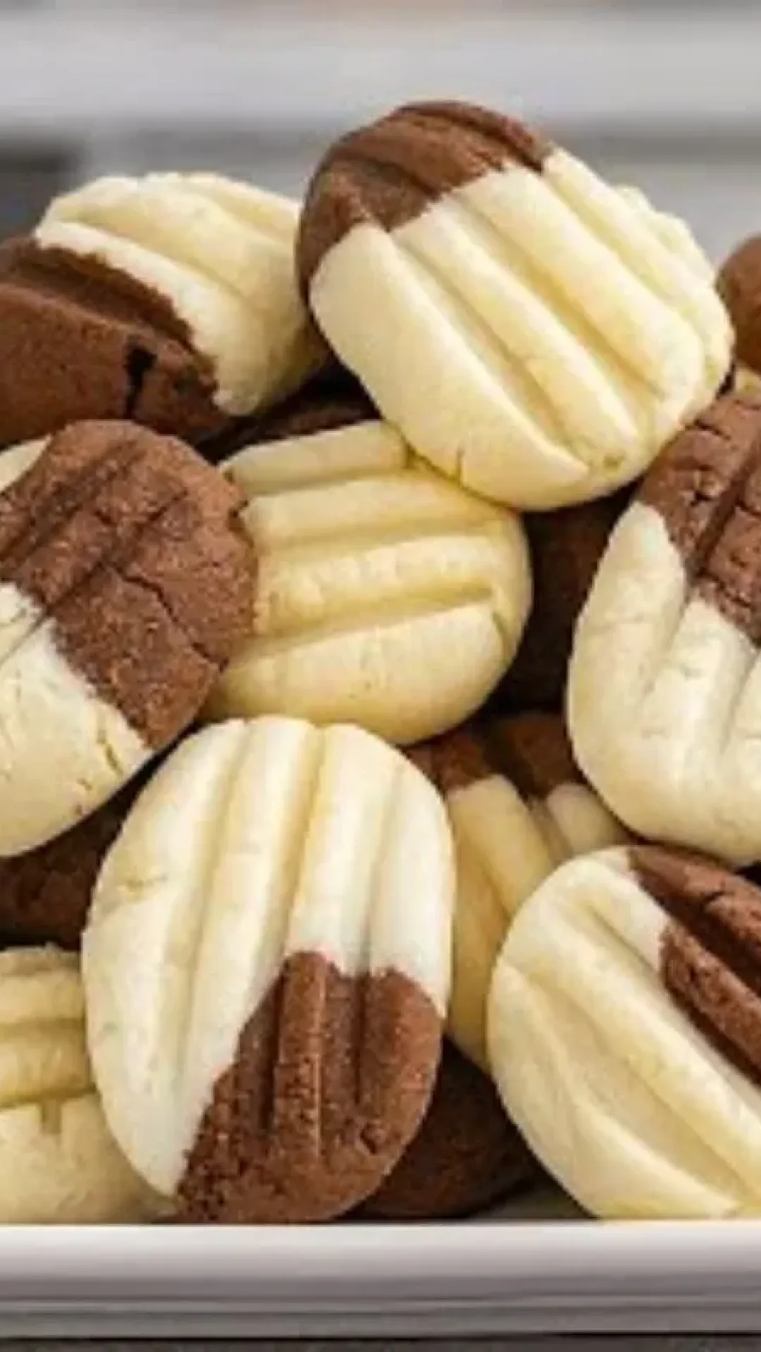 Biscoitinho mesclado de Ninho com chocolate que derrete na boca e é perfeito para servir com um café