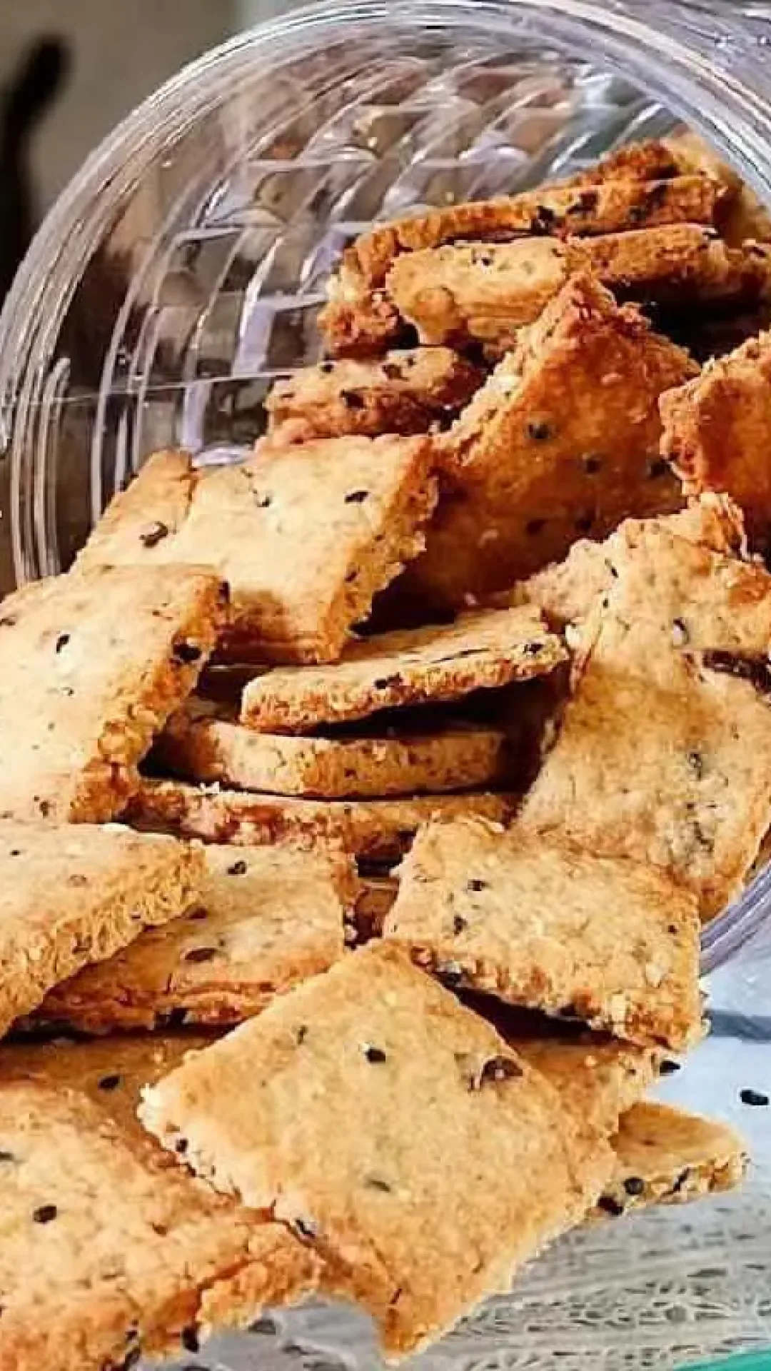 Biscoitinho temperado bem crocante e saboroso com ingredientes bem simples