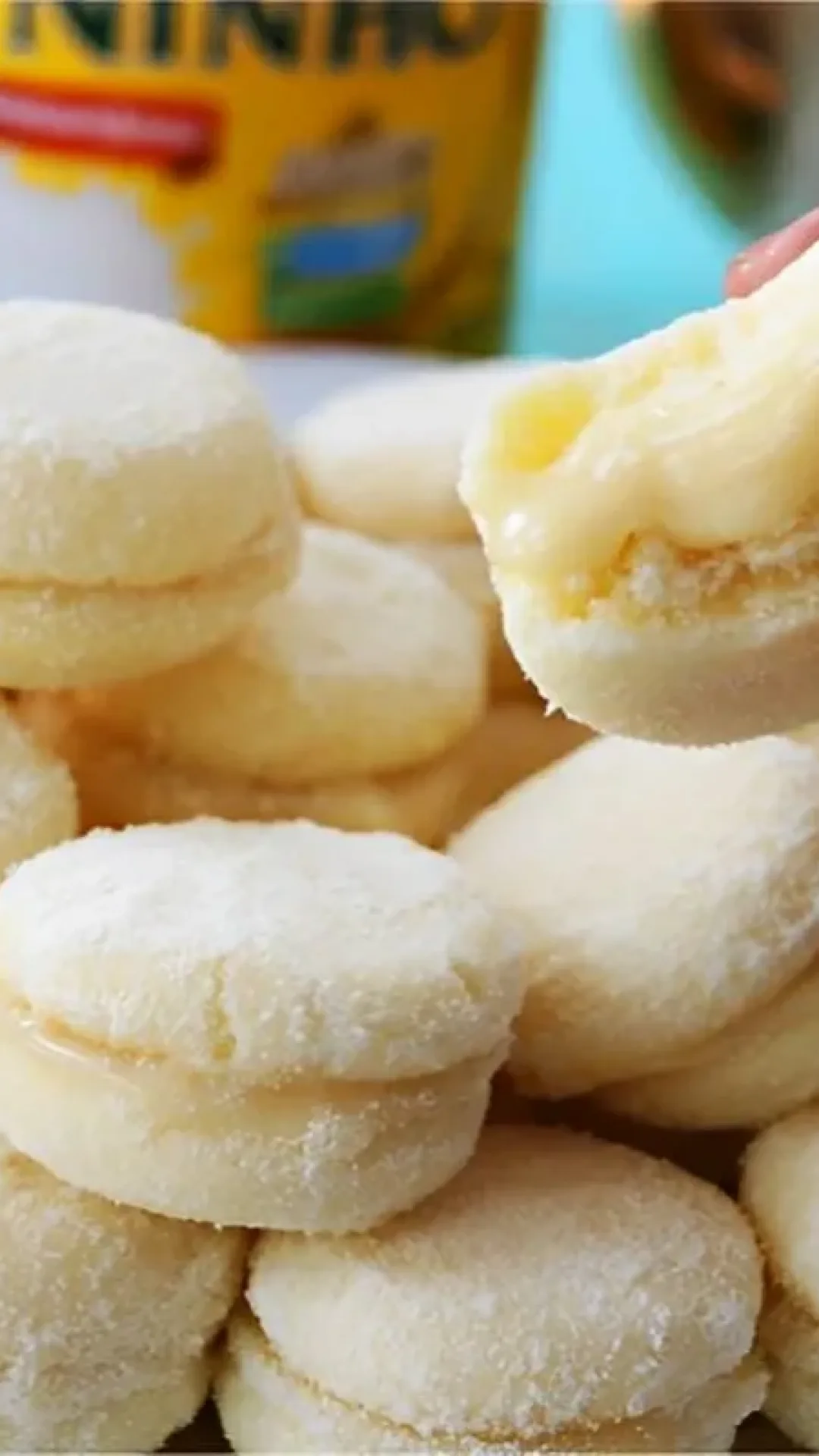 Biscoitinhos de leite ninho que derretem na boca com leite ninho no recheio e na massa uma delícia