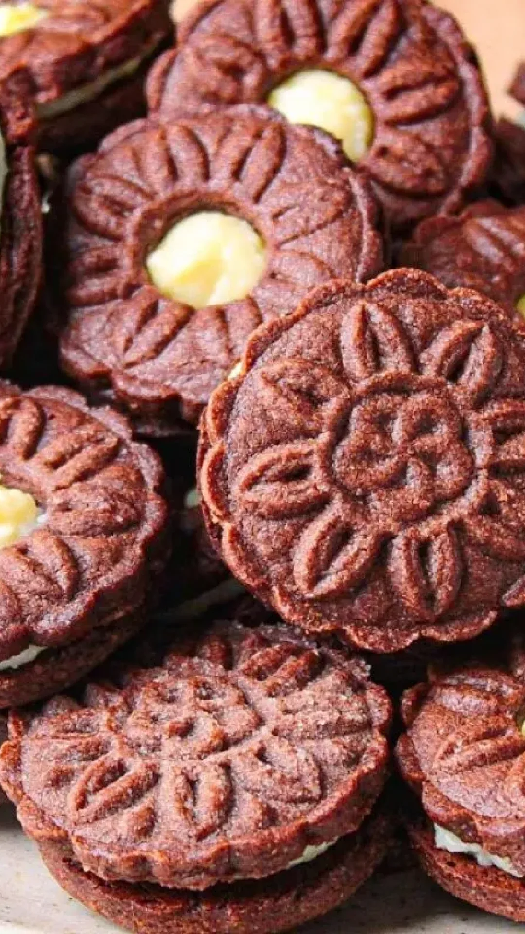 Biscoito de chocolate recheado com coco, que fica super crocante e com um sabor incrível