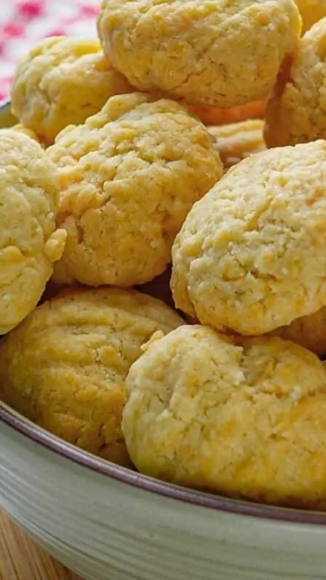 Biscoito de parmesão, que é simples, com um sabor marcante e uma crocância deliciosa