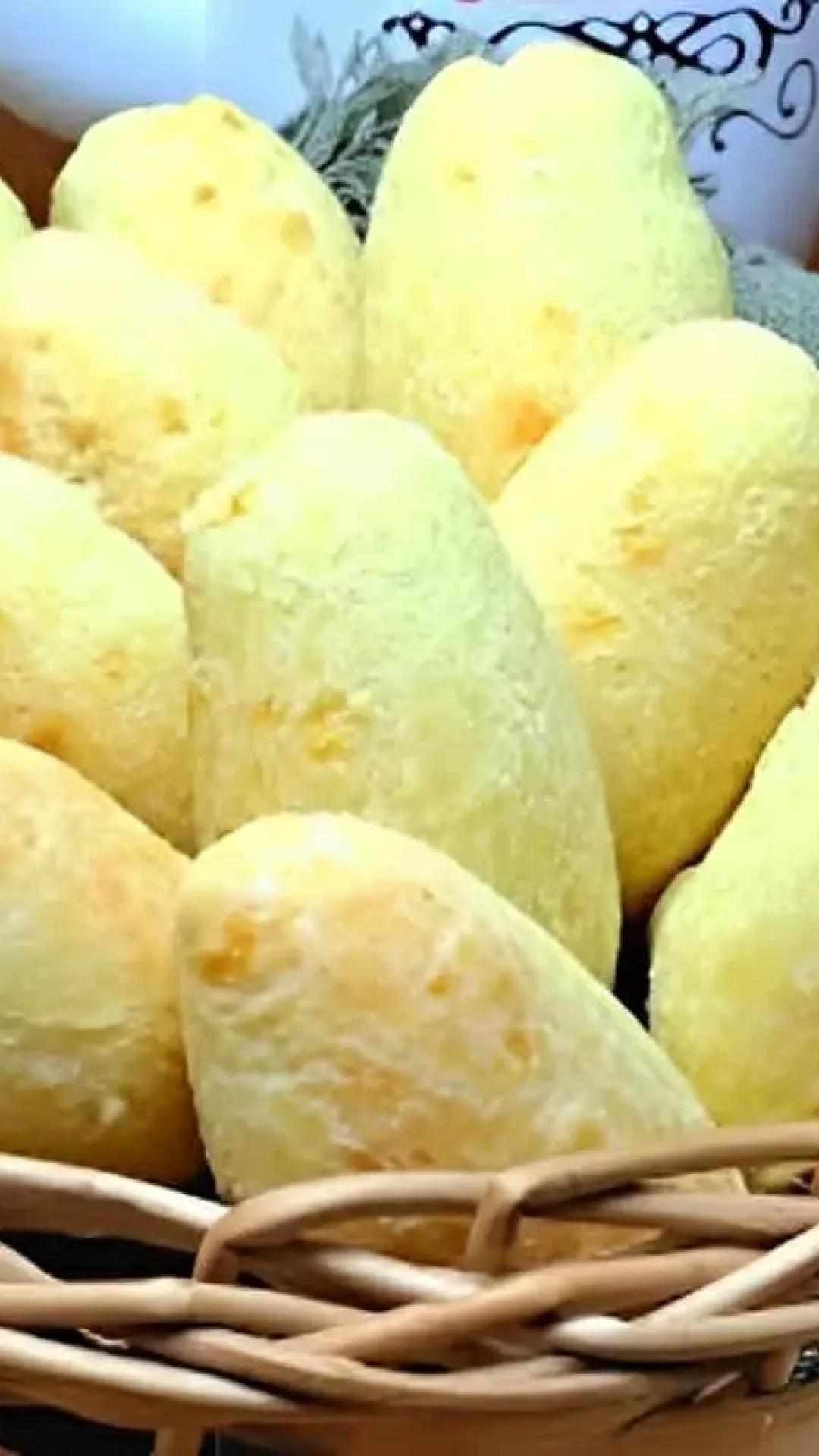 Biscoito de polvilho assado crocante e fácil de fazer perfeito para servir com chá ou café