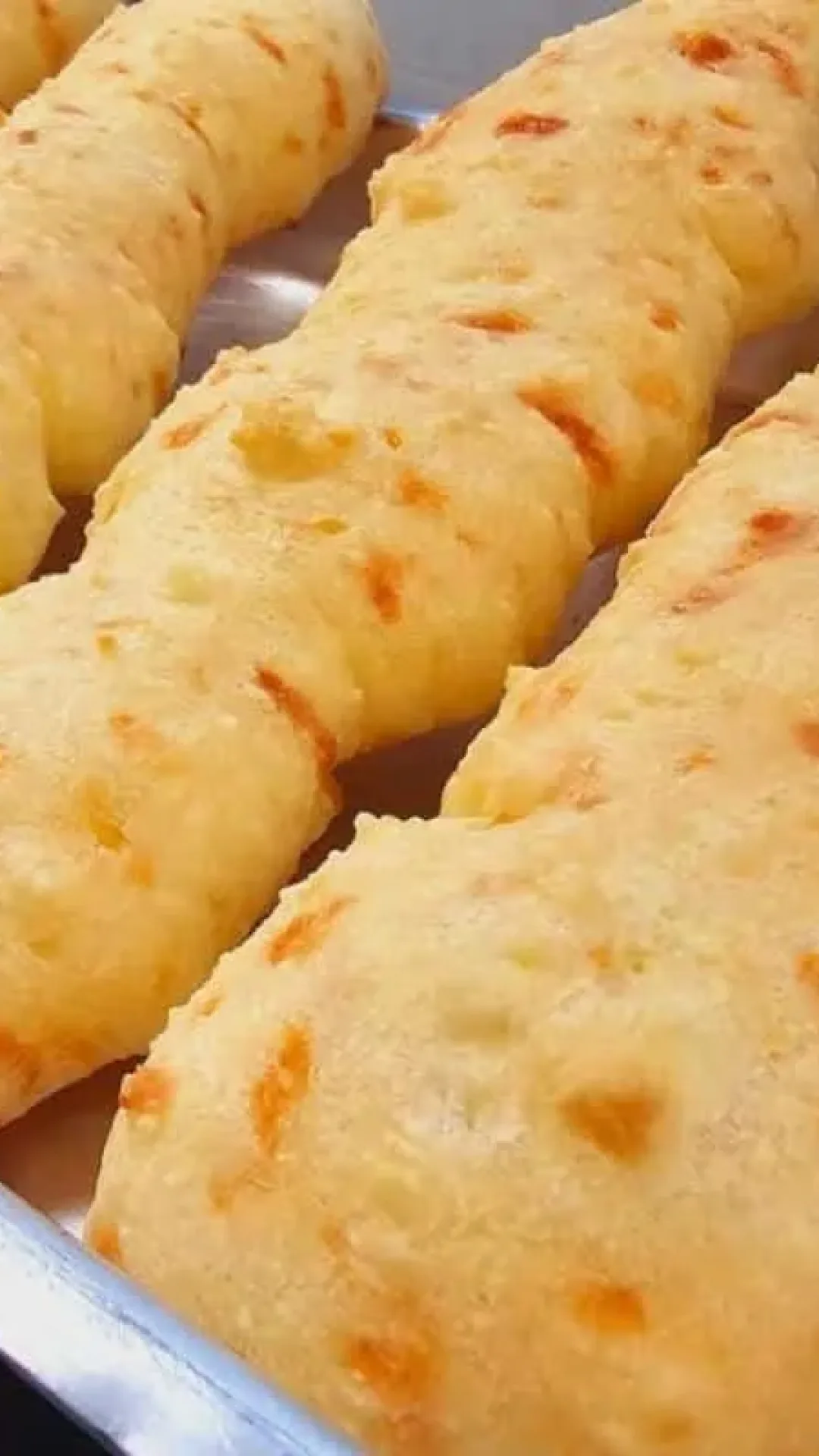 Biscoito de polvilho assado grandão e fofinho para o café da manhã