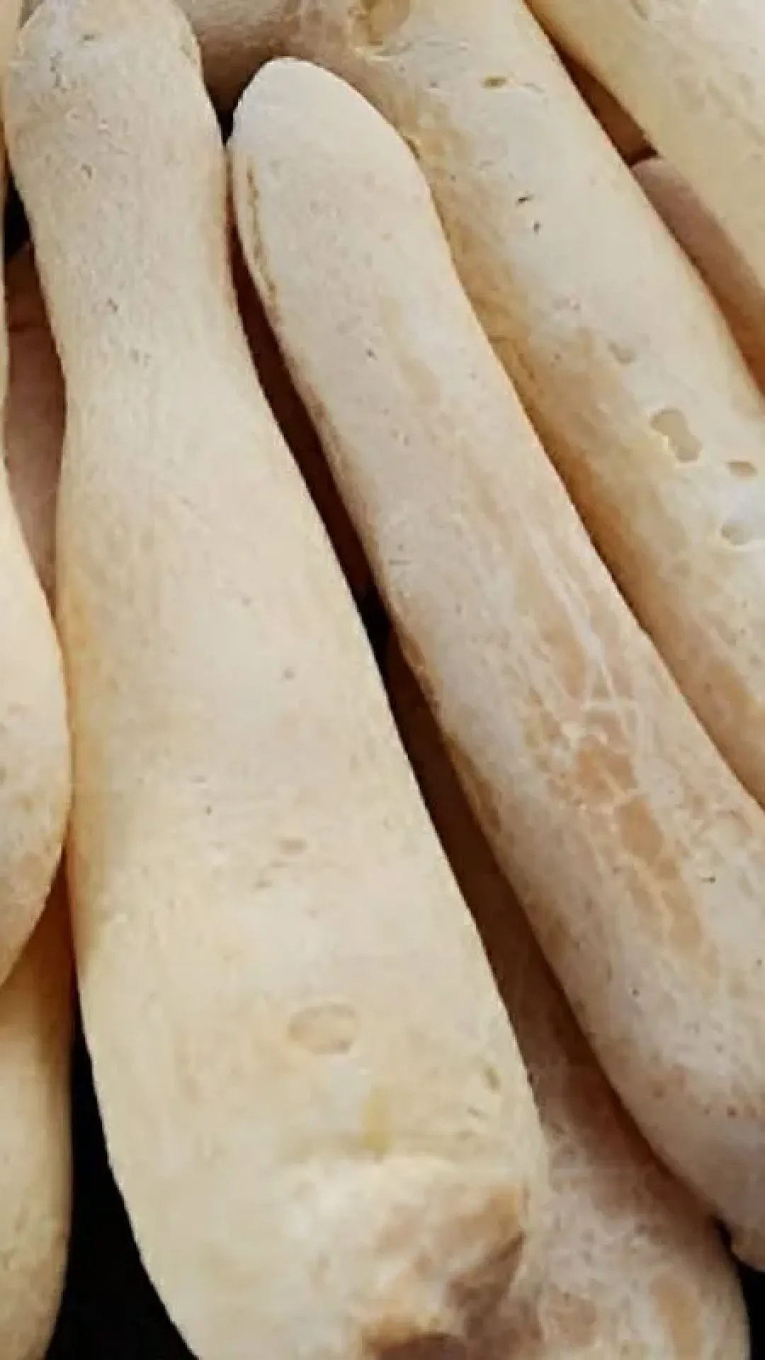 Biscoito de polvilho caseiro assado no forno fica levinho e delicioso perfeito para o lanche