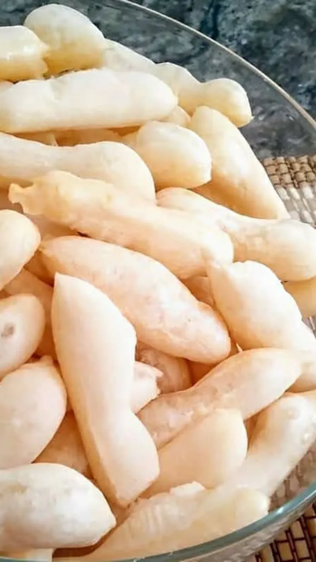 Biscoito de polvilho caseiro assado no forno super crocante e perfeito para o lanche