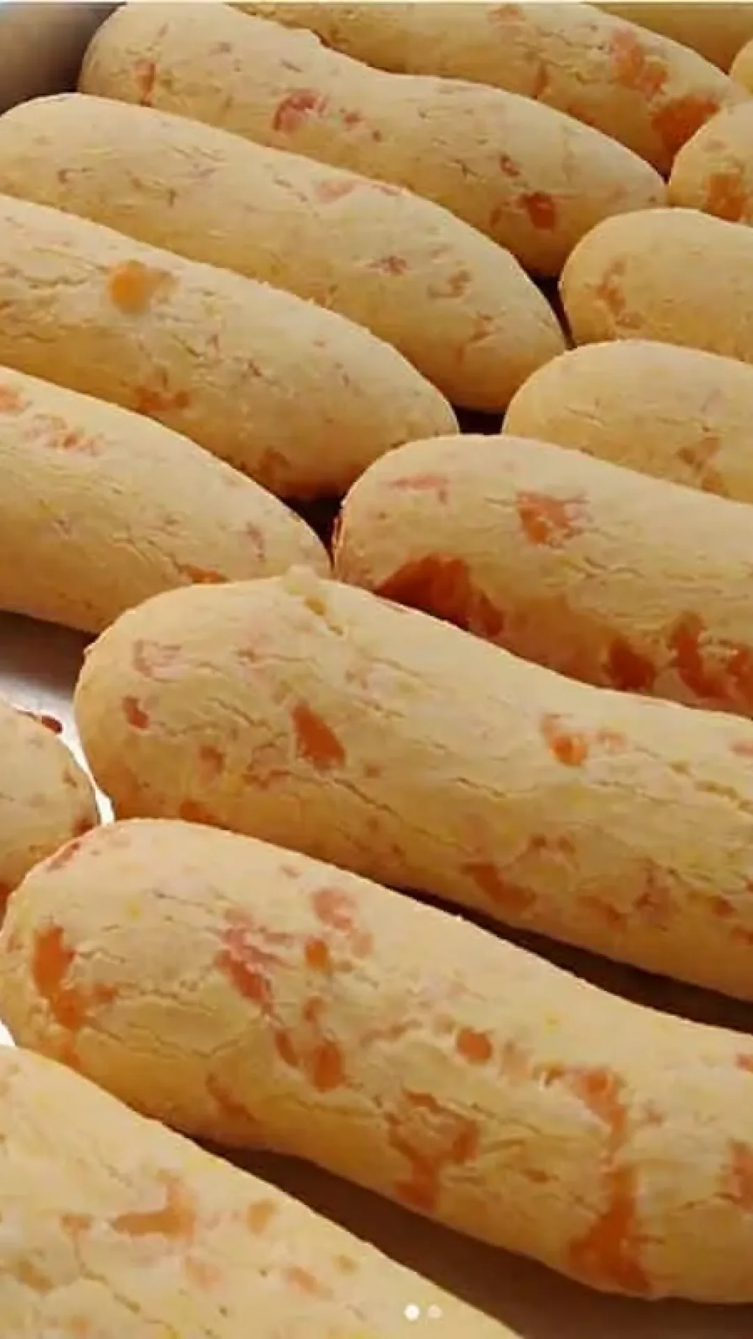Biscoito de polvilho com queijo assado no forno delicioso e muito fácil de fazer