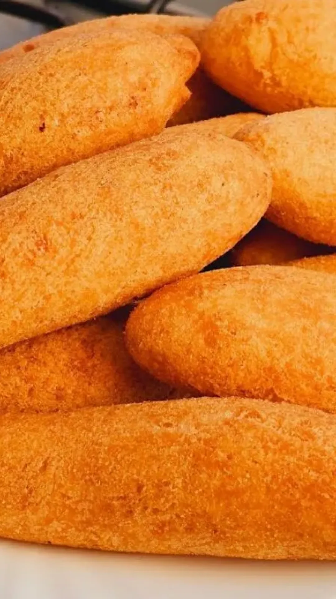 Biscoito de polvilho frito crocante por fora e macio por dentro, sem risco de estourar
