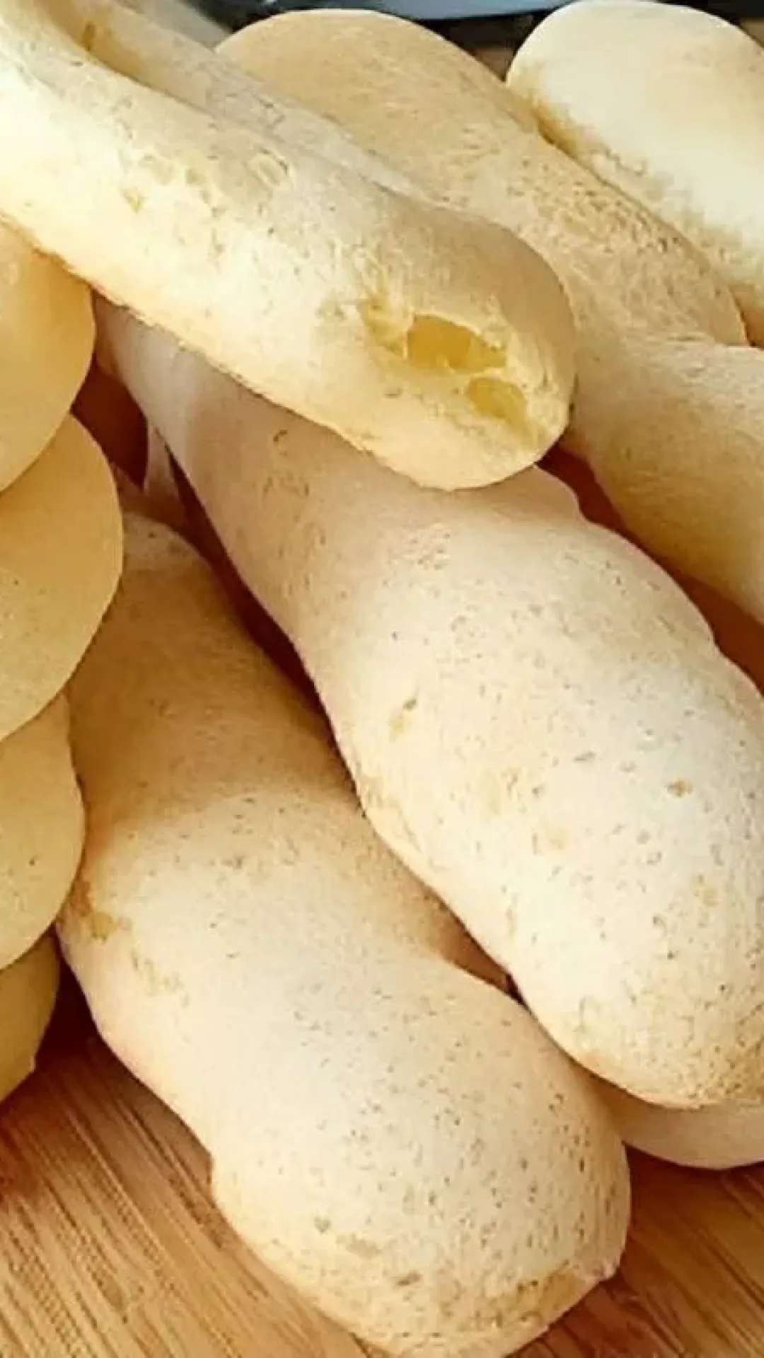 Biscoito de polvilho na batedeira sequinho e crocante é só bater os ingredientes e assar