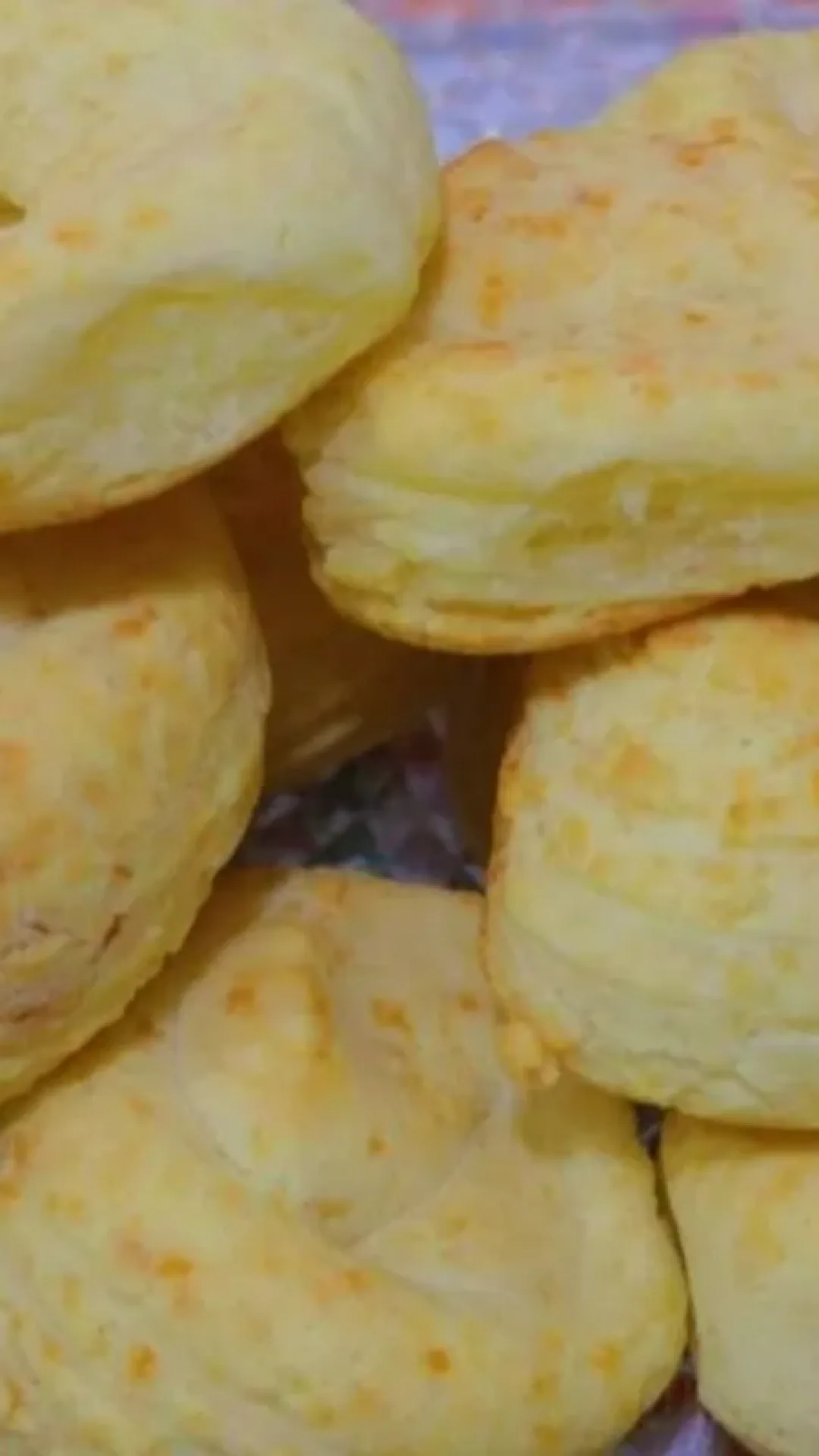 Biscoito de polvilho sem escaldar: a receita rápida e fácil que usa muito queijo e fica crocante