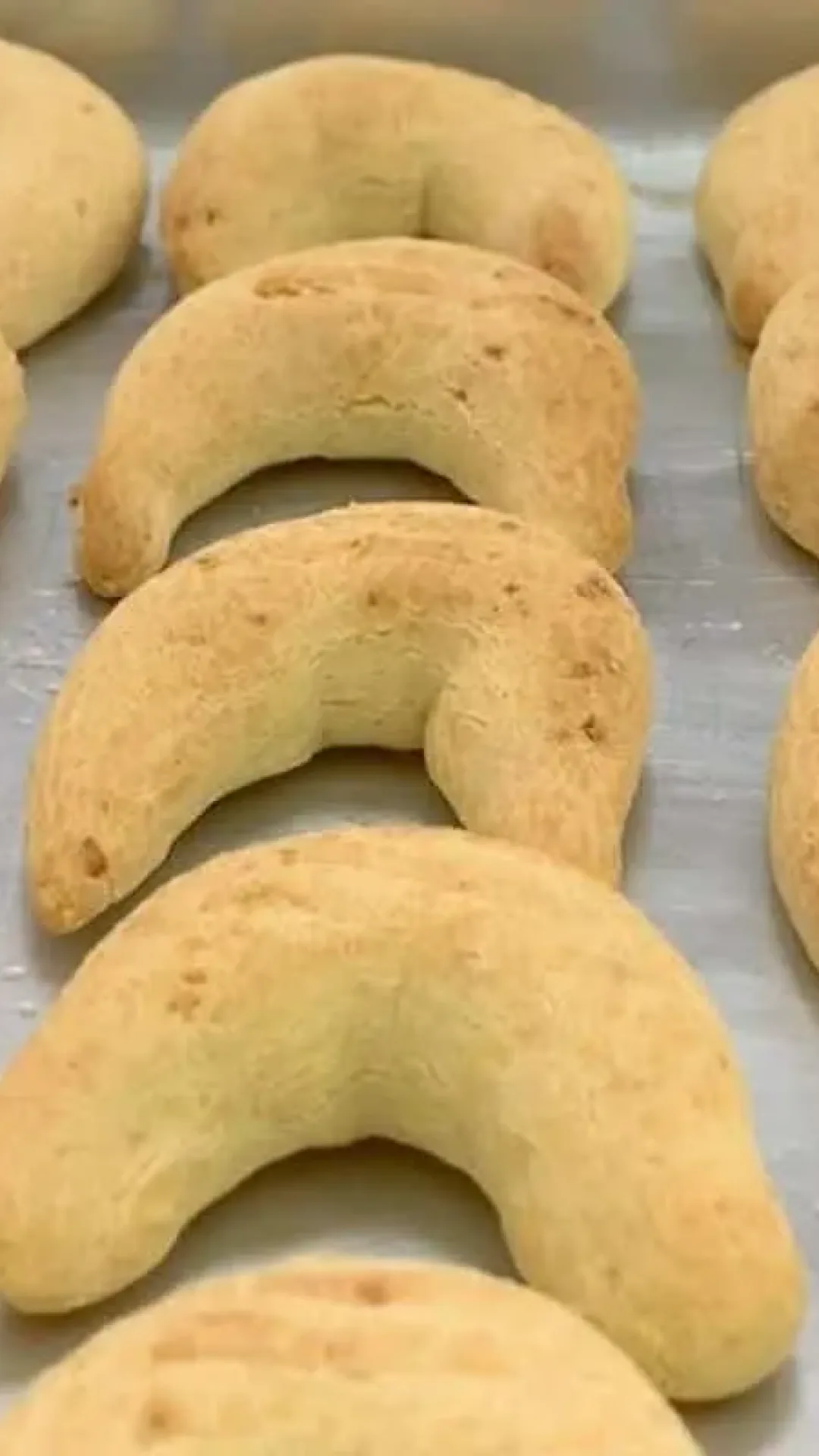 Biscoito de queijo assado para comer acompanhado de uma xícara de café
