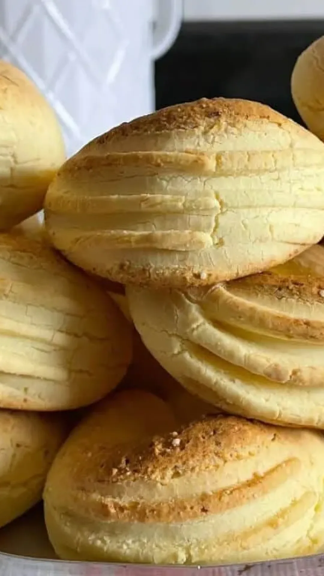 Biscoito de queijo crocante por fora e muito macio por dentro, com um sabor incrível