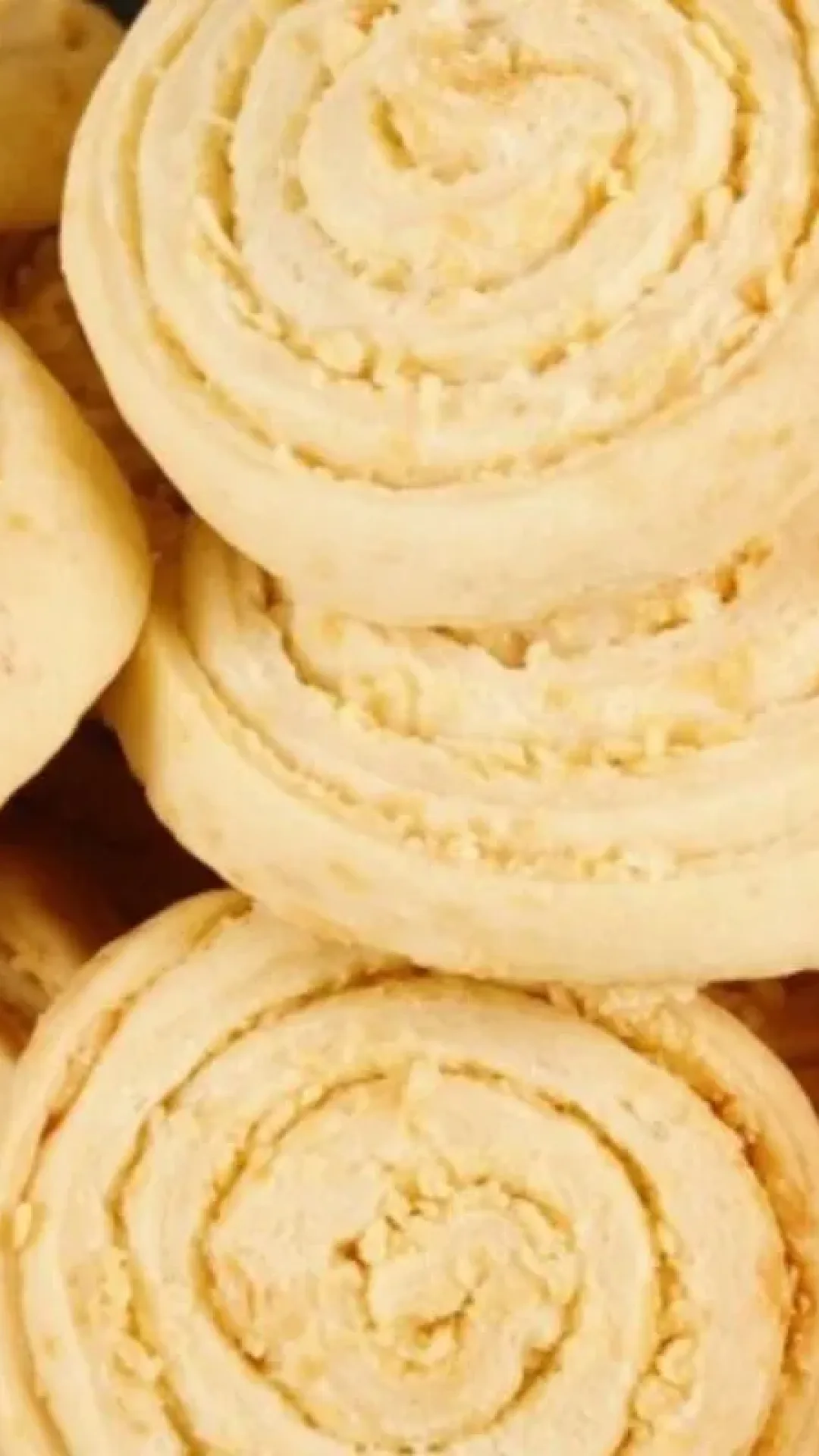 Biscoito medalhão de queijo para o café crocante por fora e macio por dentro