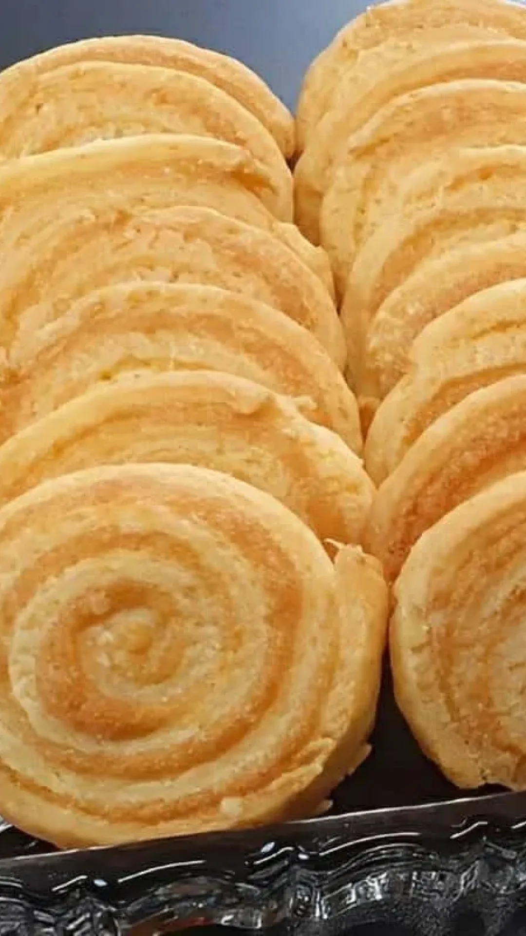 Biscoito salgado de queijo crocante e delicioso é só misturar os ingredientes da massa rechear e assar