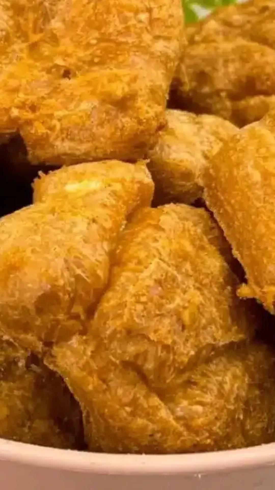 Biscoito salgado super crocante feito com apenas dois ingredientes simples, perfeito para qualquer ocasião