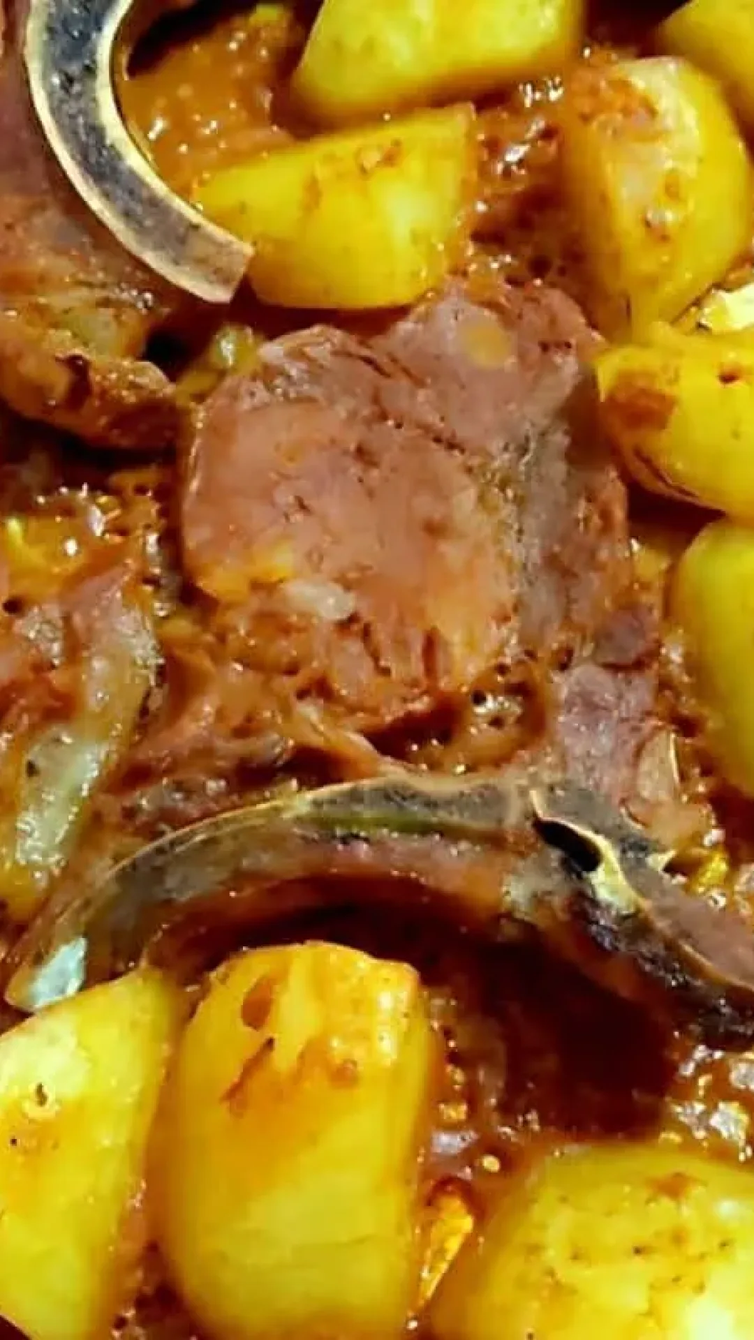 Bisteca assada no forno com batatas um prato econômico e delicioso para todos os dias