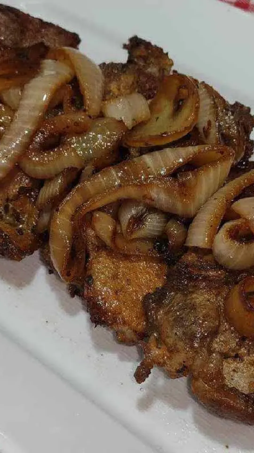 Bisteca de porco acebolada com um segredinho para ficar super macia e saborosa