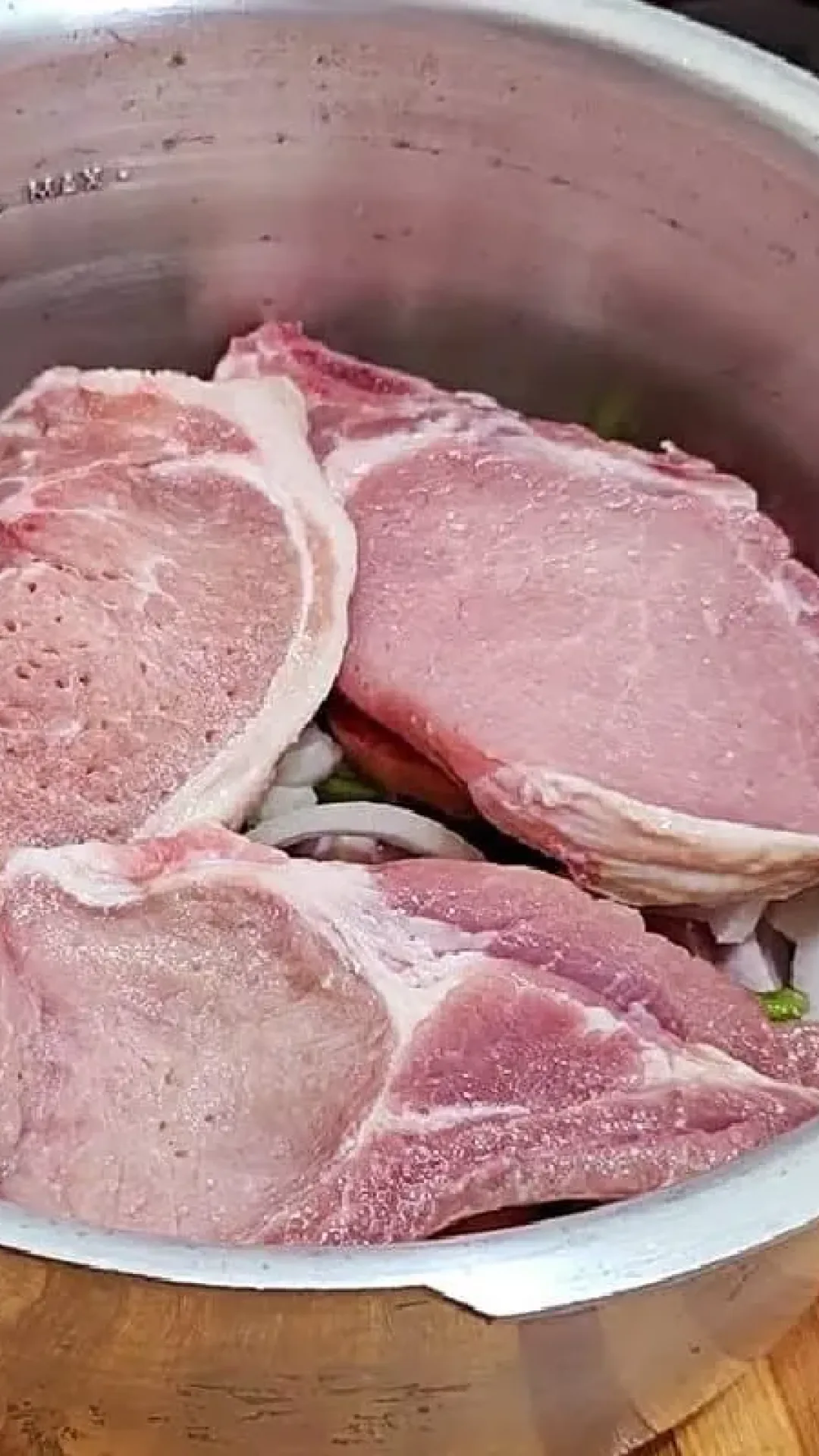 Bisteca de porco na pressão a carne mais temperada e suculenta da semana