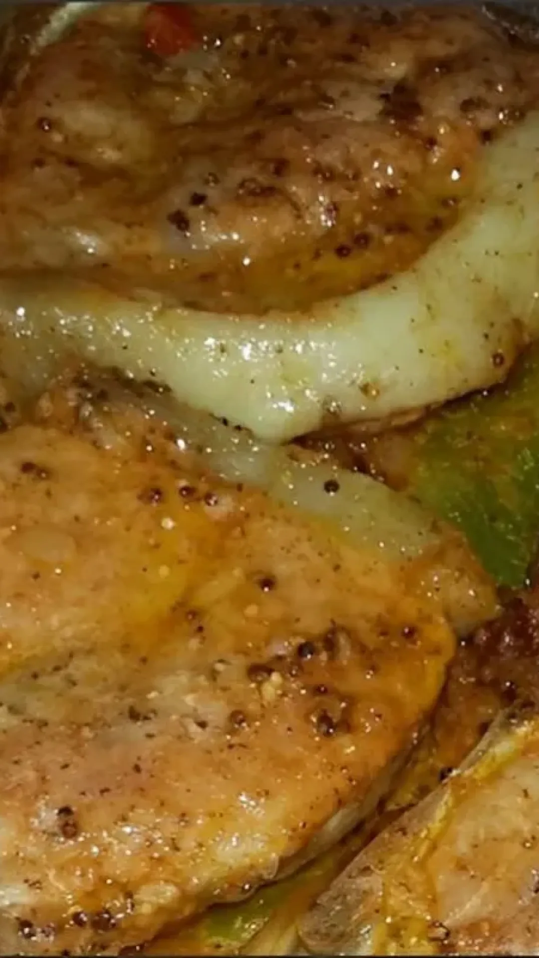 Bisteca de porco no forno macia e bem temperada para servir no almoço ou jantar