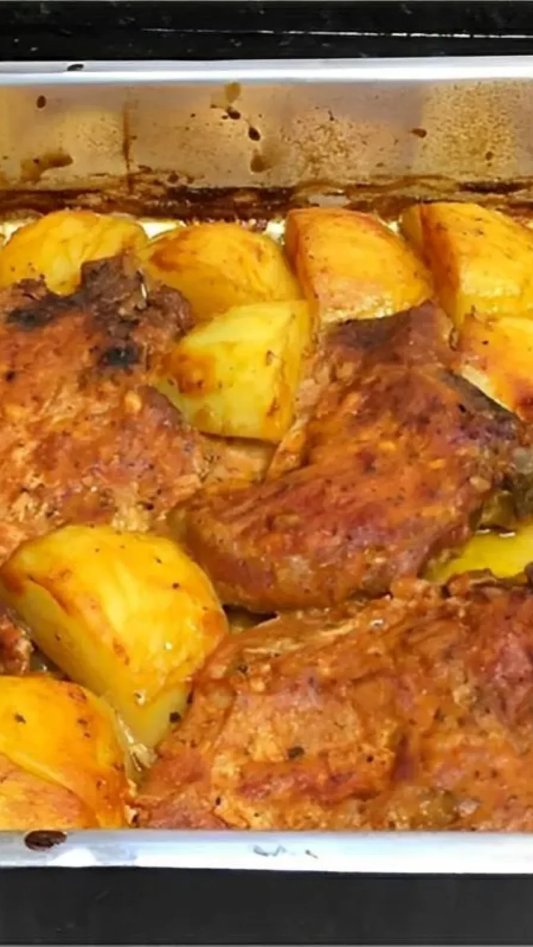 Bisteca no forno com batatas elas ficam macias e suculentas perfeitas para o almoço de domingo