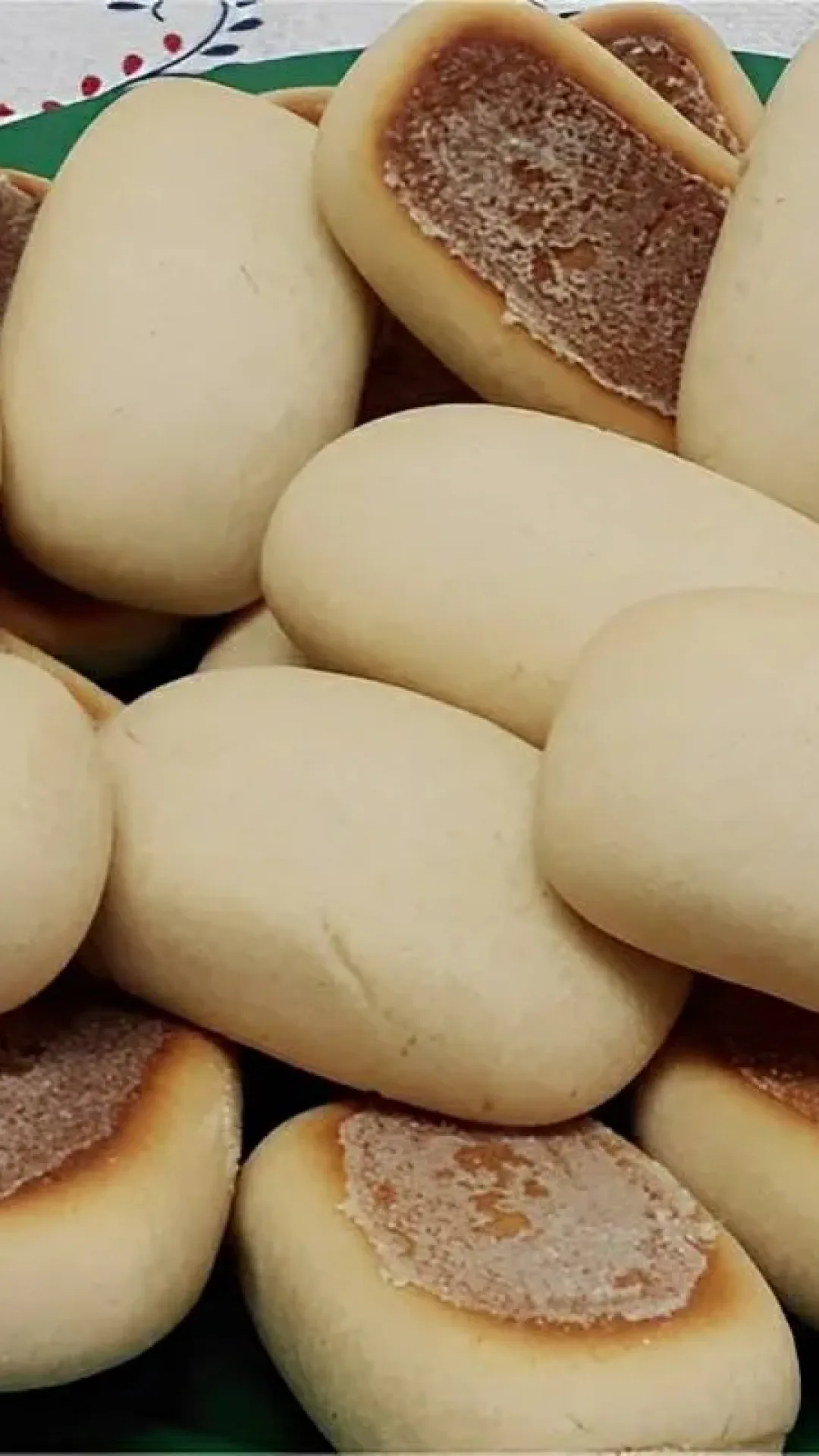 Bolachinha caseira de leite condensado com farinha de trigo perfeita para servir com café ou chá