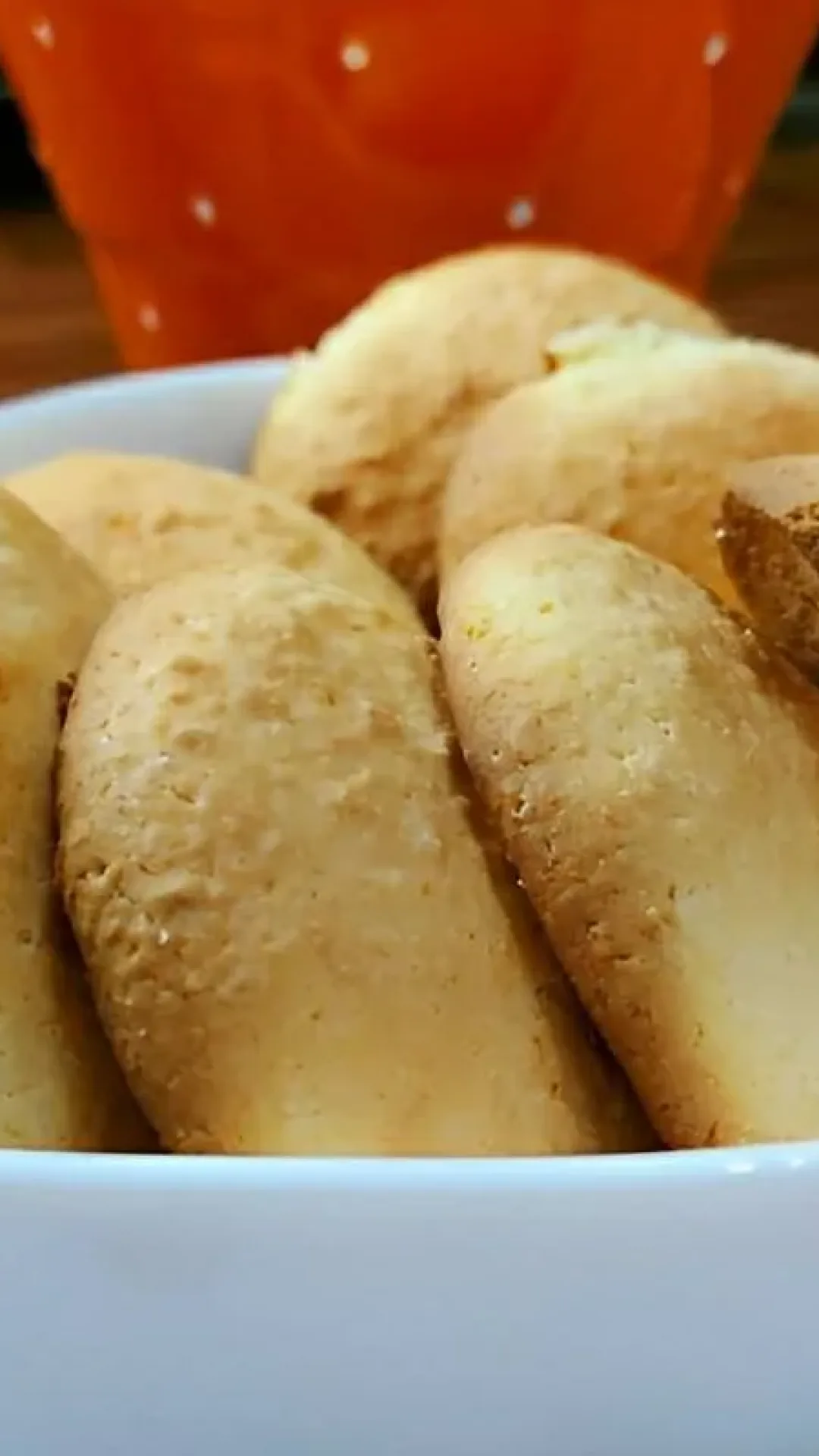 Bolachinha de coco que desmancha na boca feita com ingredientes simples que você tem em casa