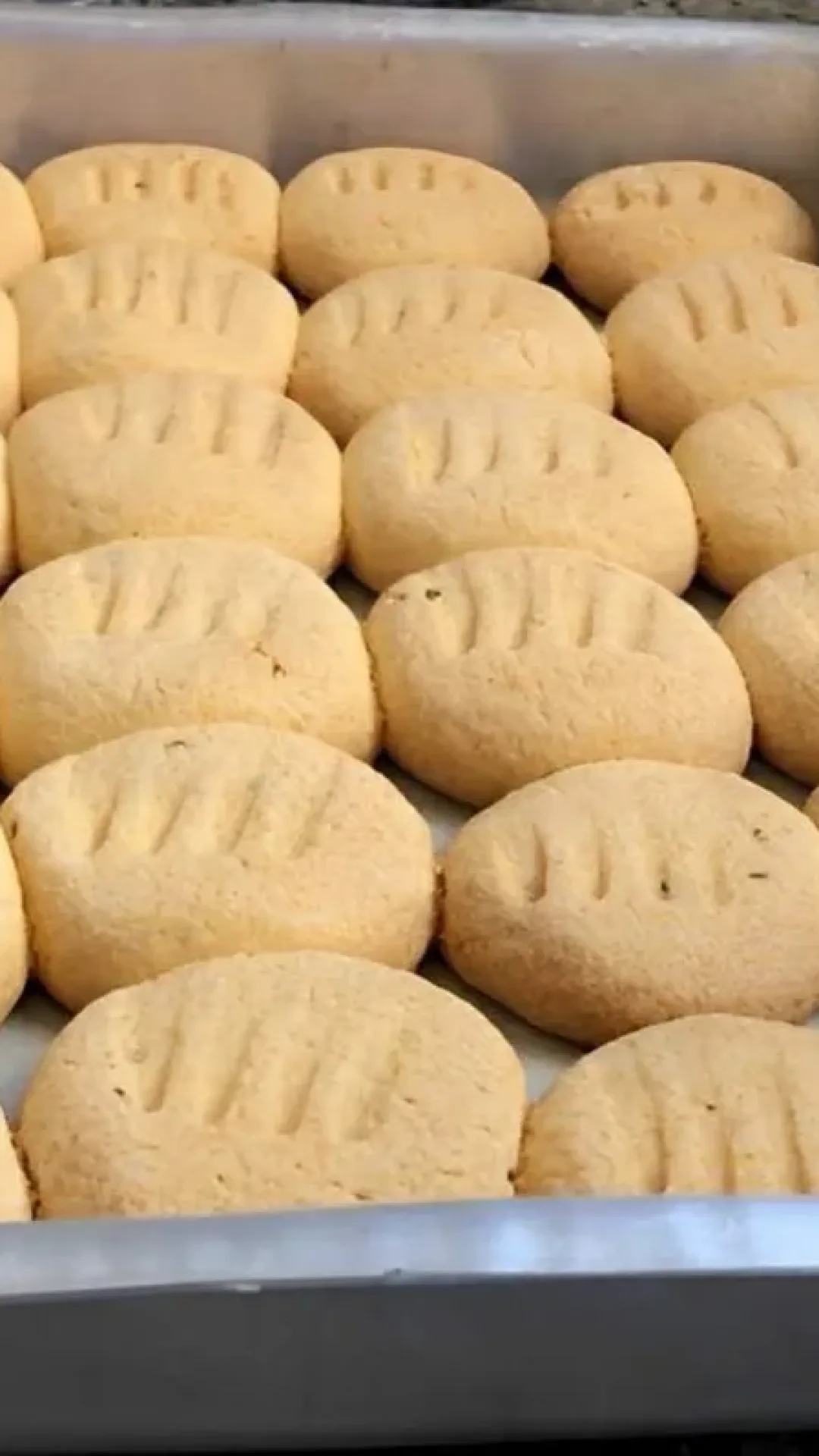 Bolachinha de fubá crocante e deliciosa perfeita para servir com chá ou café