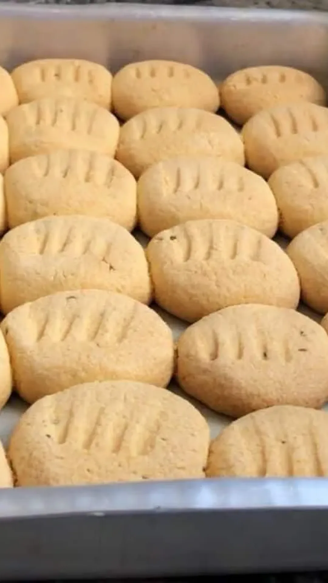 Bolachinha de fubá crocante que desmancha na boca e lembra receita de vó